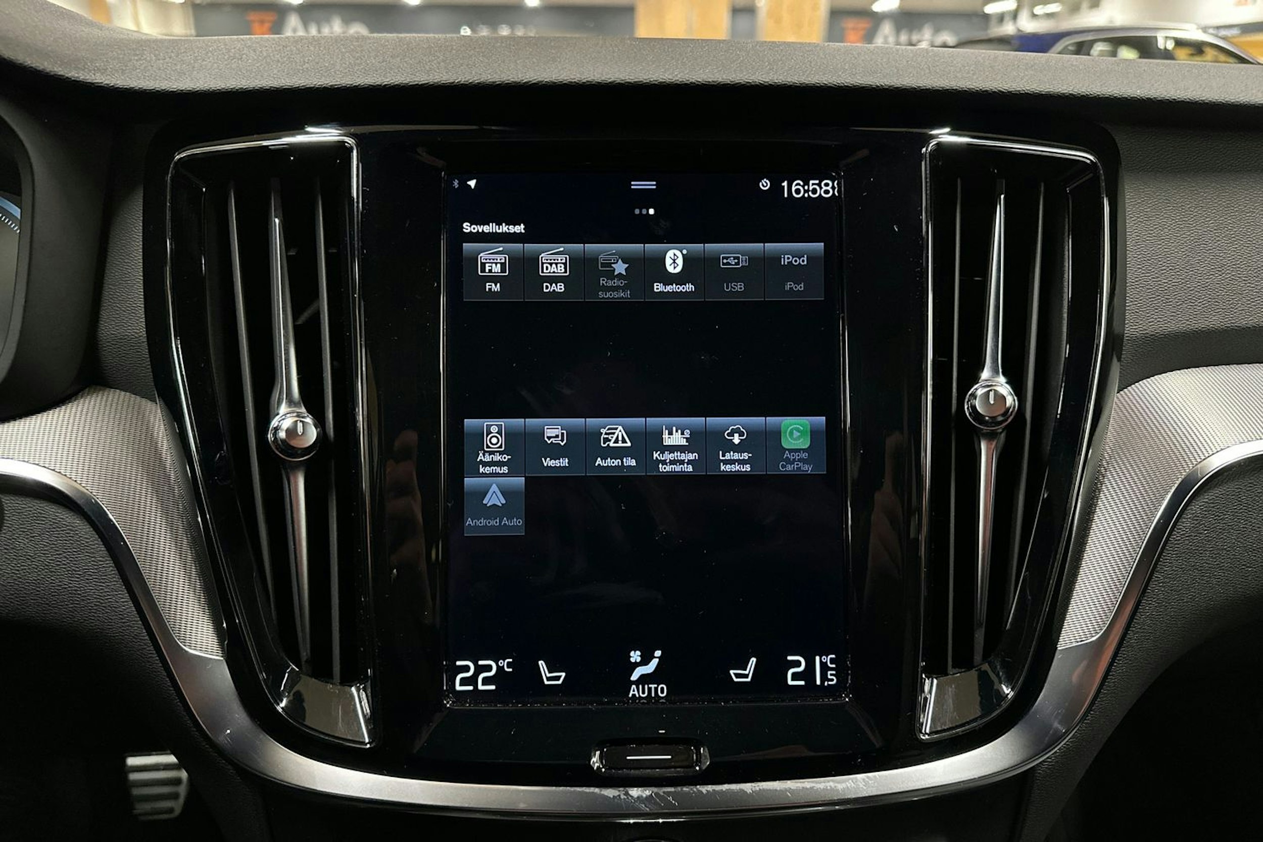 sininen Volvo V60 2022 kuva 18.