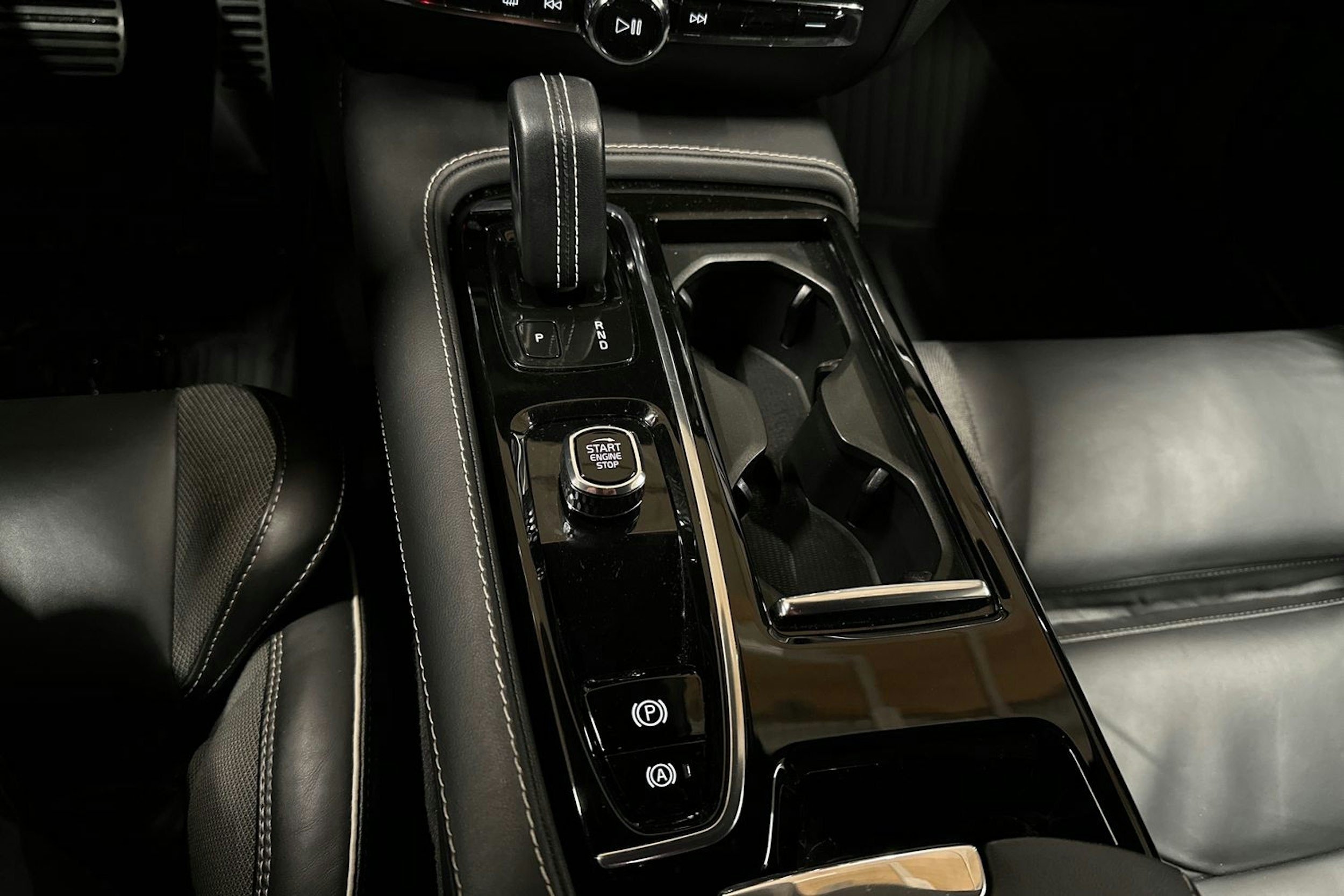 sininen Volvo V60 2022 kuva 20.