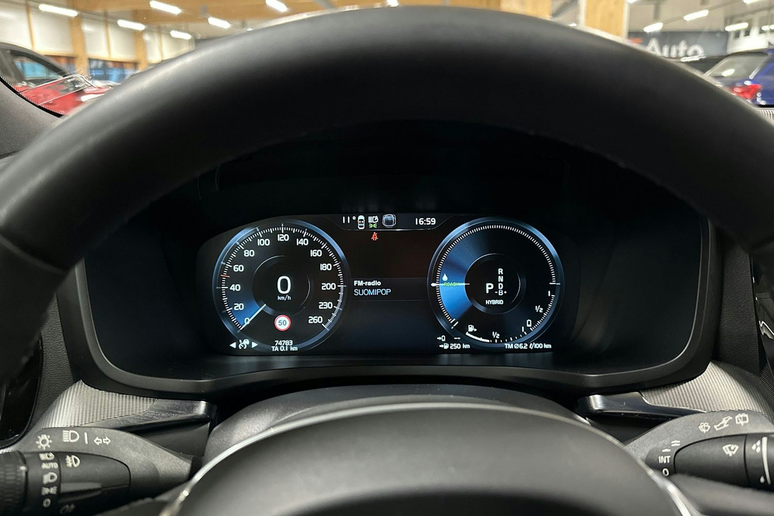 sininen Volvo V60 2022 kuva 22.