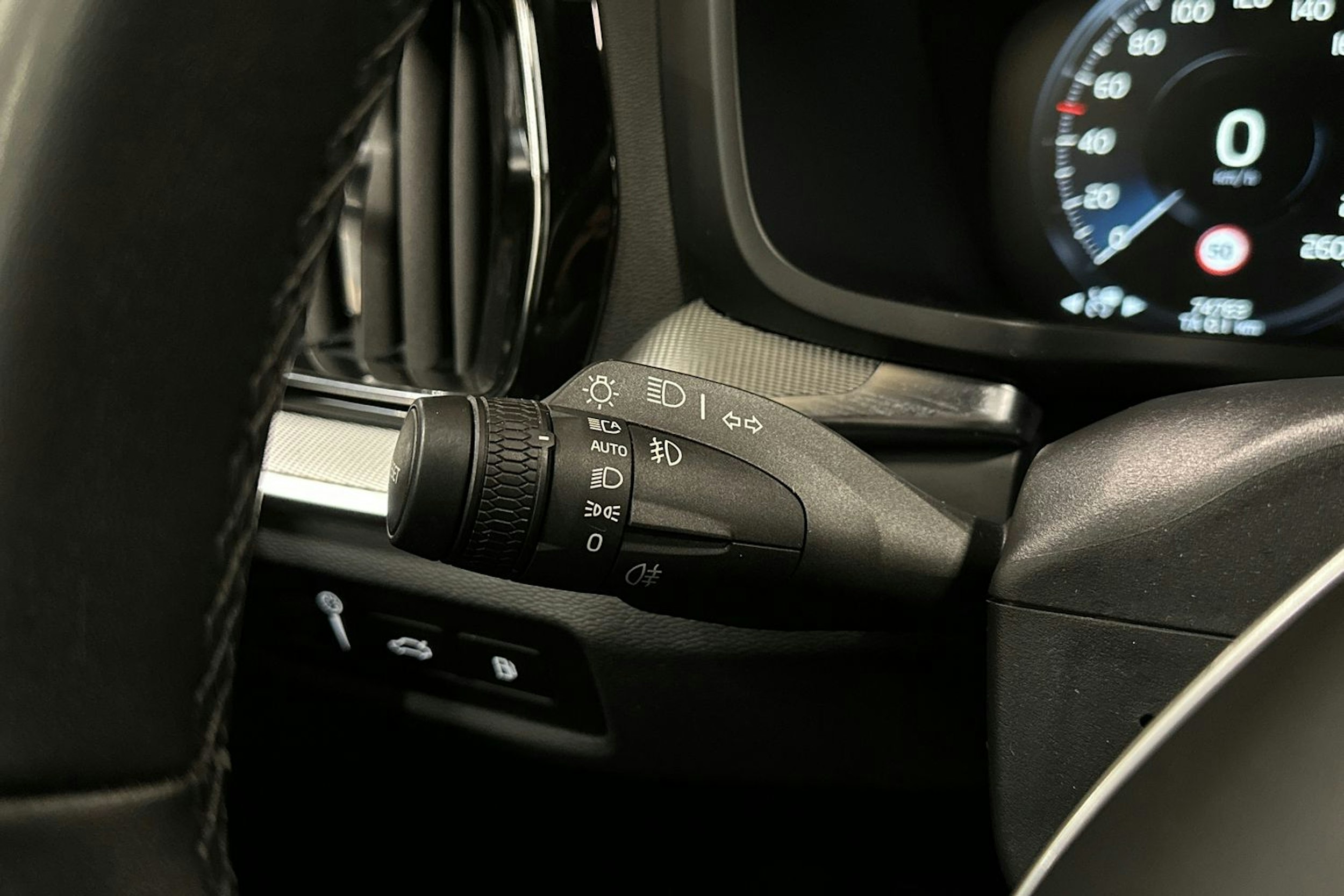 sininen Volvo V60 2022 kuva 23.