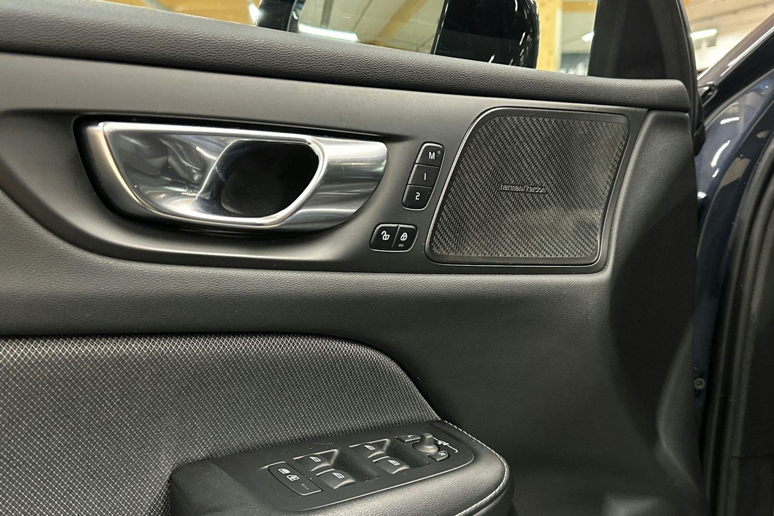 sininen Volvo V60 2022 kuva 25.