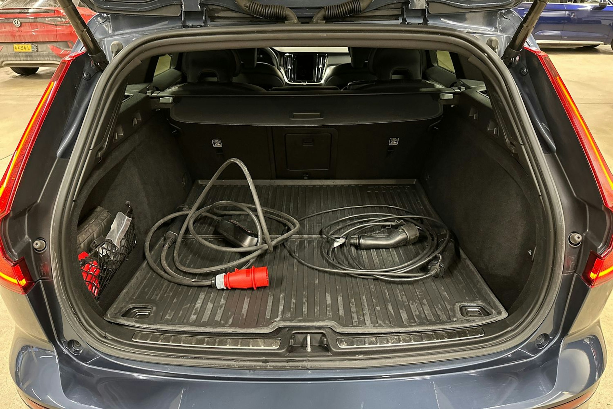 sininen Volvo V60 2022 kuva 26.