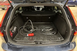 sininen Volvo V60 2022 kuva 26.