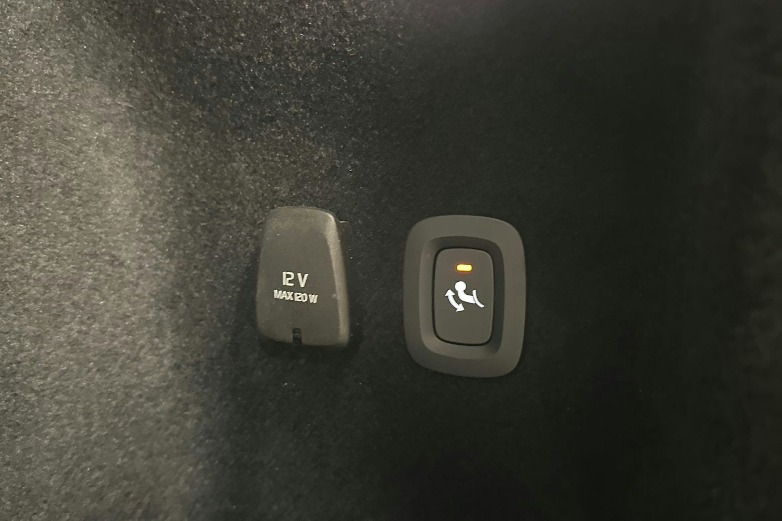 sininen Volvo V60 2022 kuva 27.