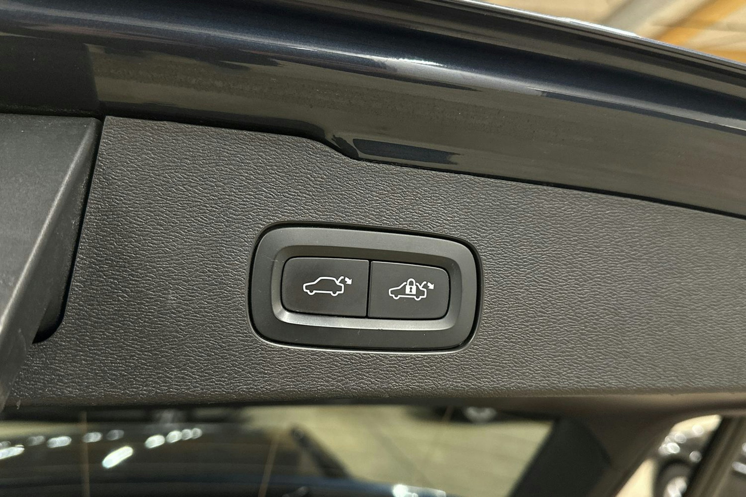 sininen Volvo V60 2022 kuva 29.