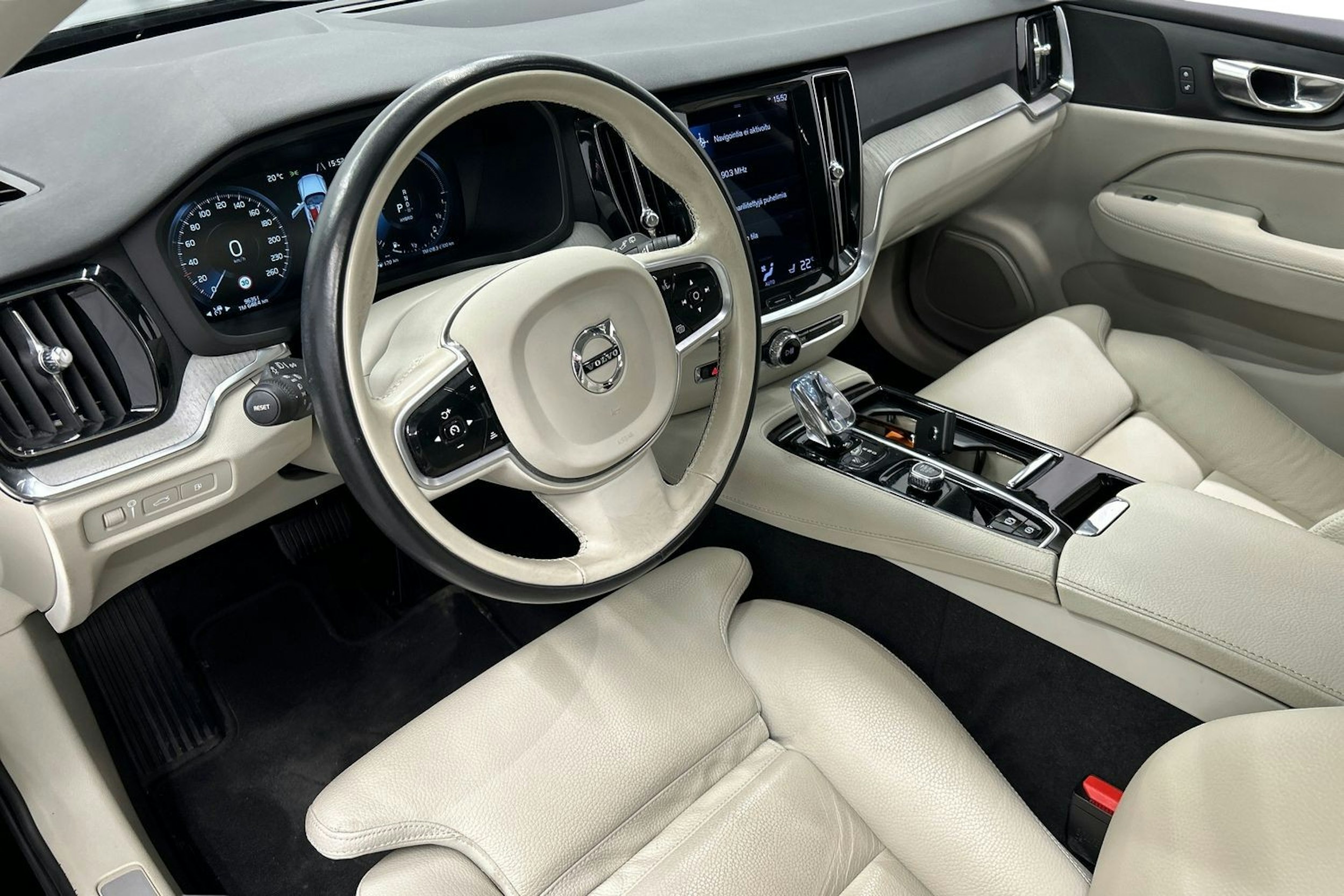musta Volvo V60 2022 kuva 7.