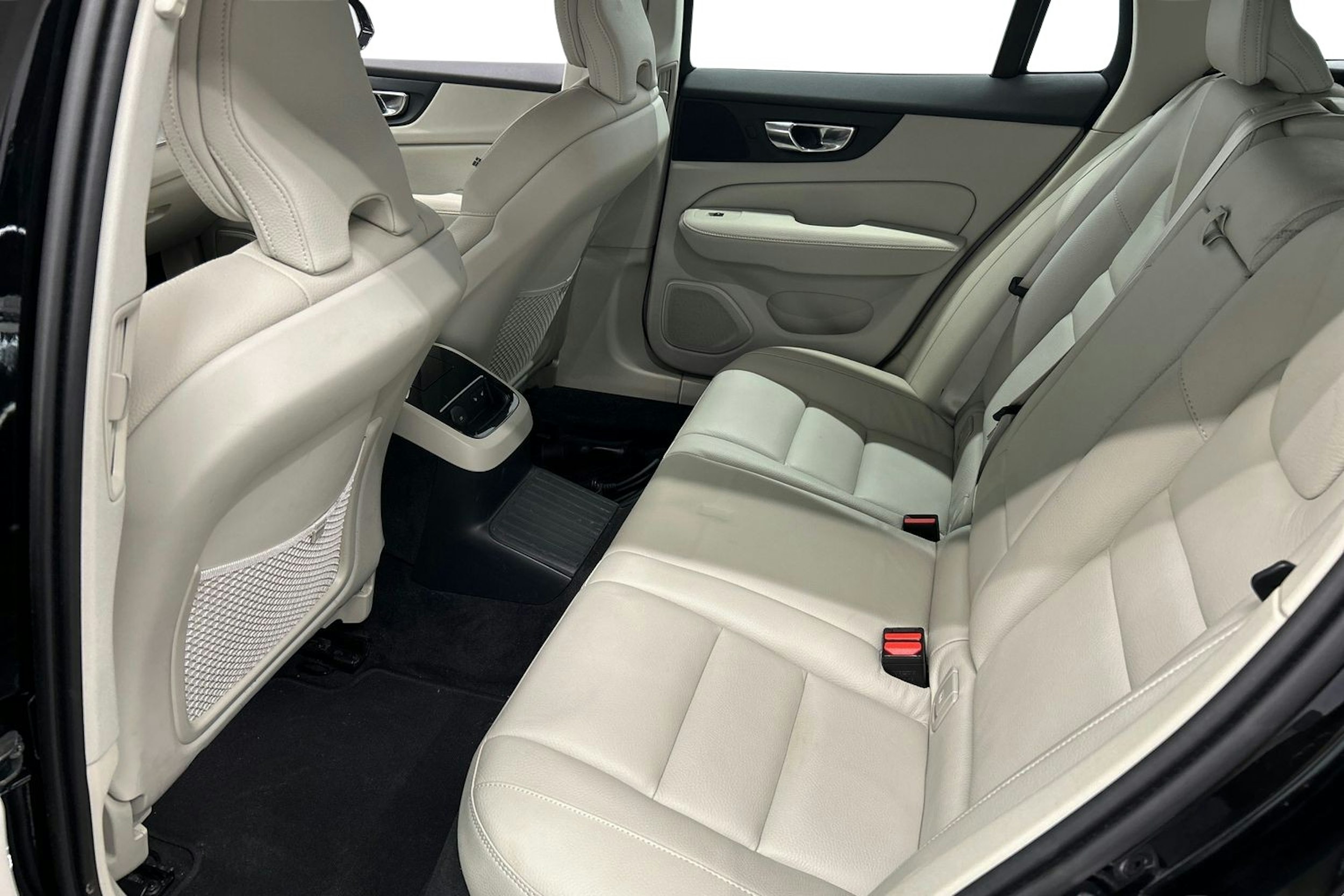 musta Volvo V60 2022 kuva 10.