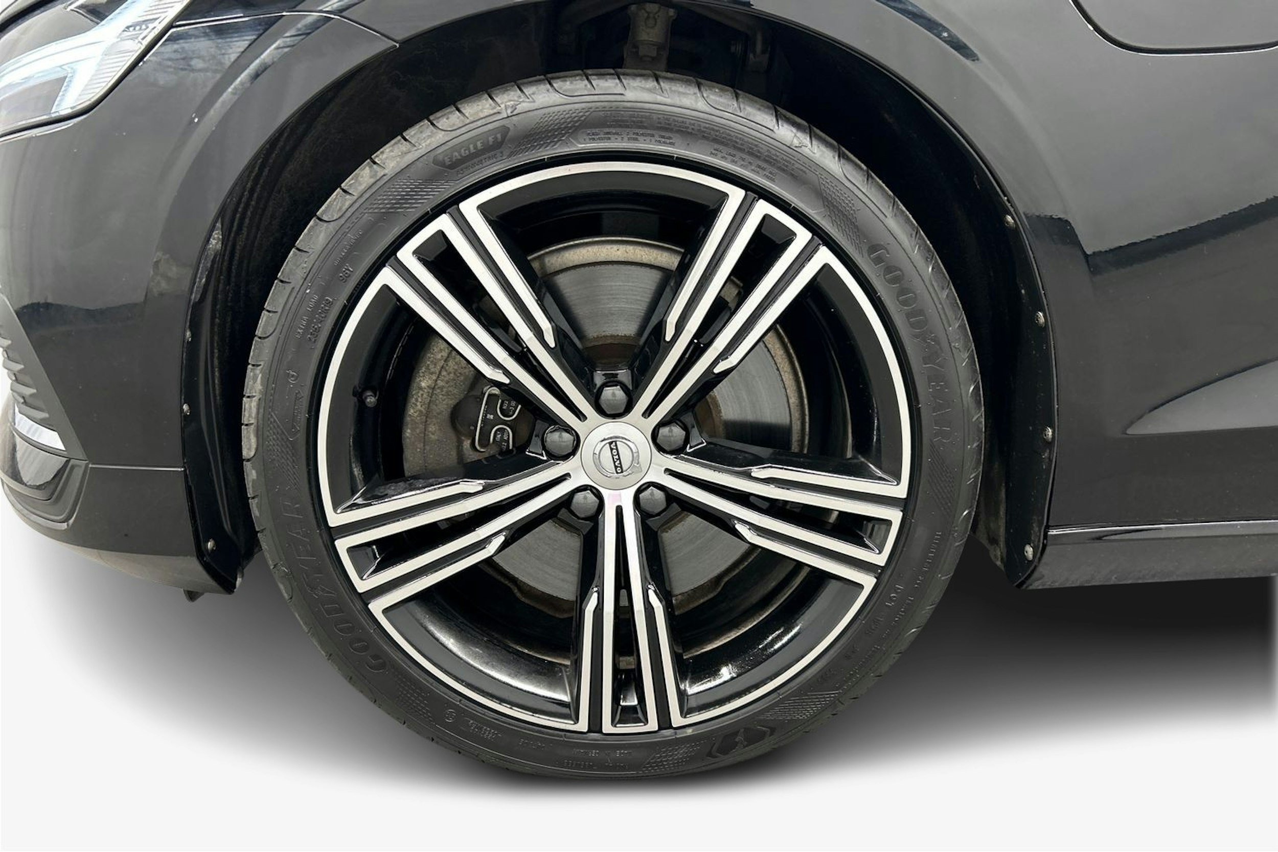 musta Volvo V60 2022 kuva 11.