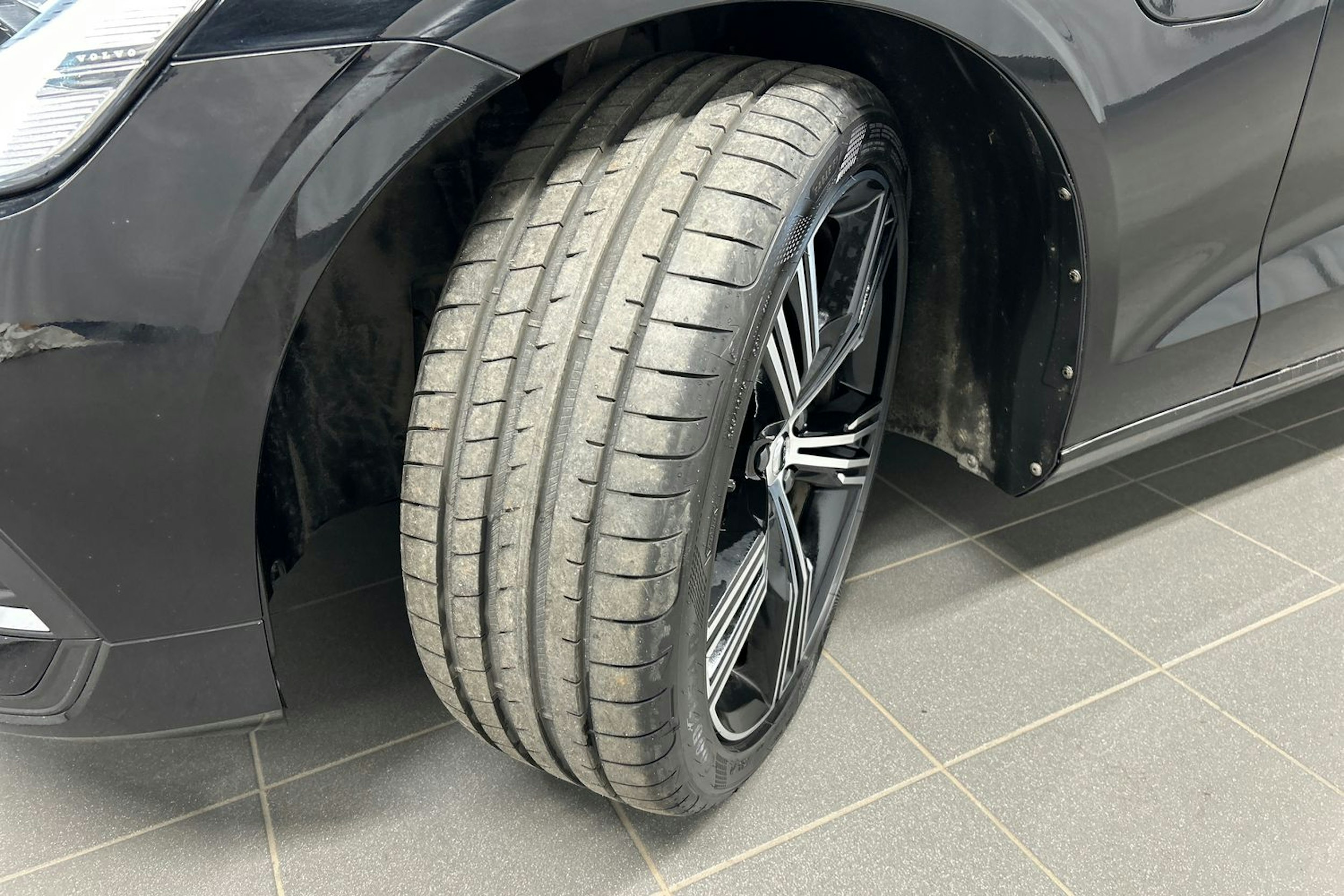 musta Volvo V60 2022 kuva 13.