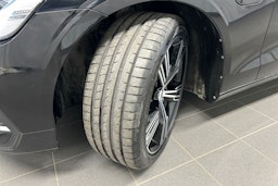 musta Volvo V60 2022 kuva 13.