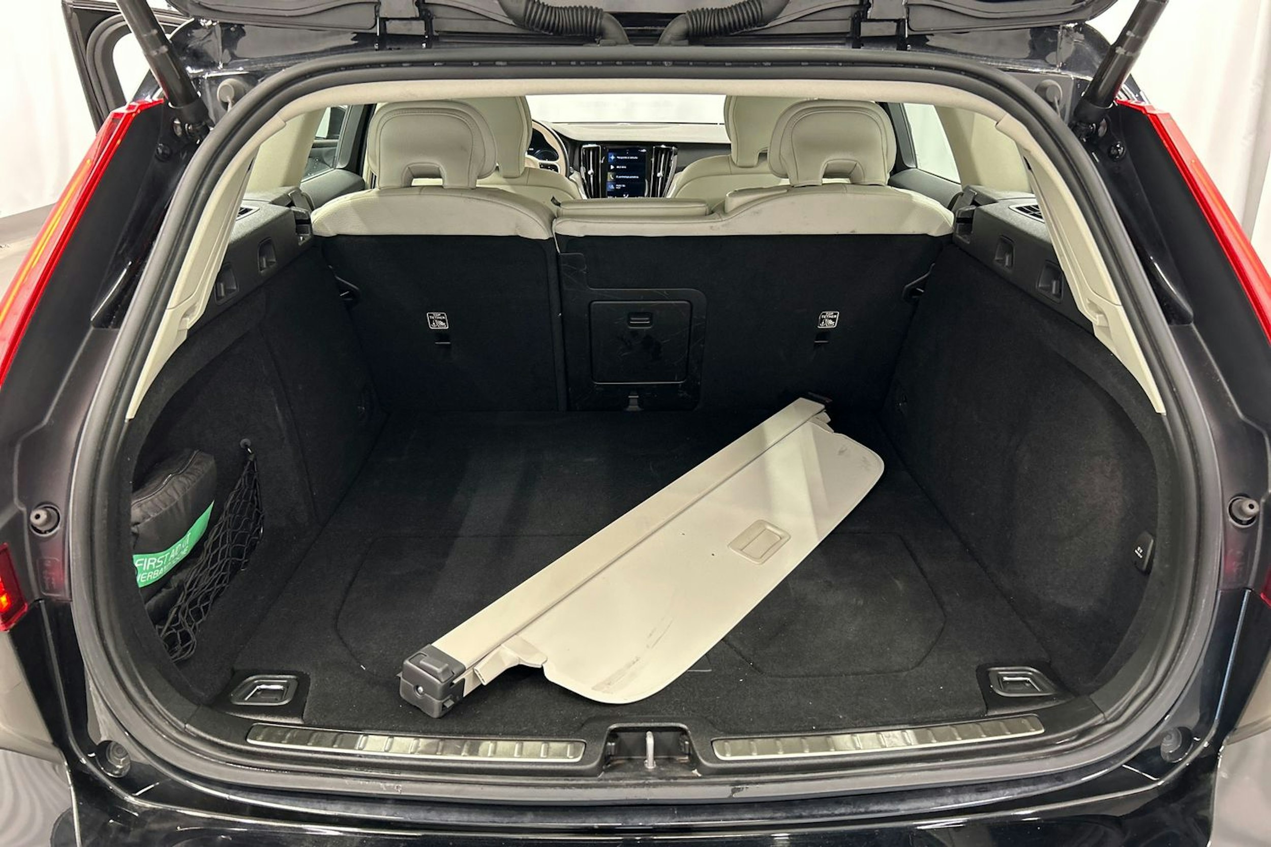 musta Volvo V60 2022 kuva 14.