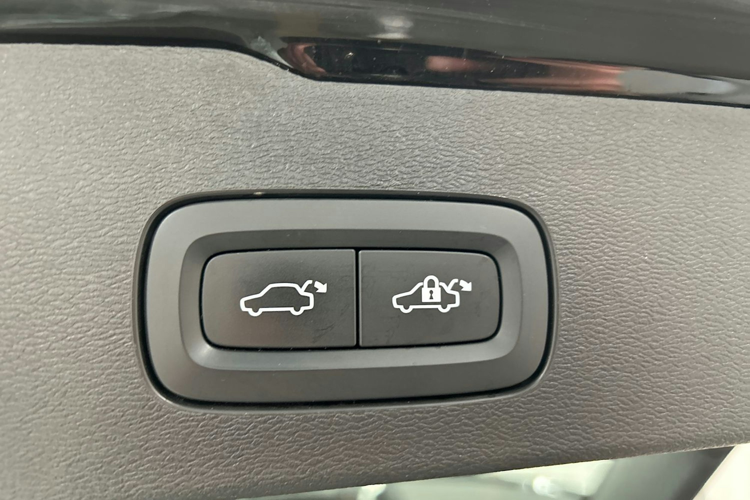 musta Volvo V60 2022 kuva 16.