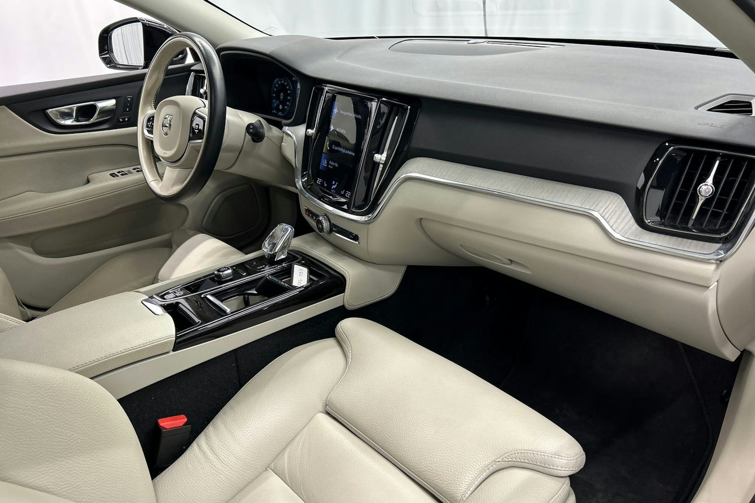 musta Volvo V60 2022 kuva 18.