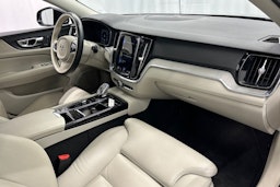musta Volvo V60 2022 kuva 18.