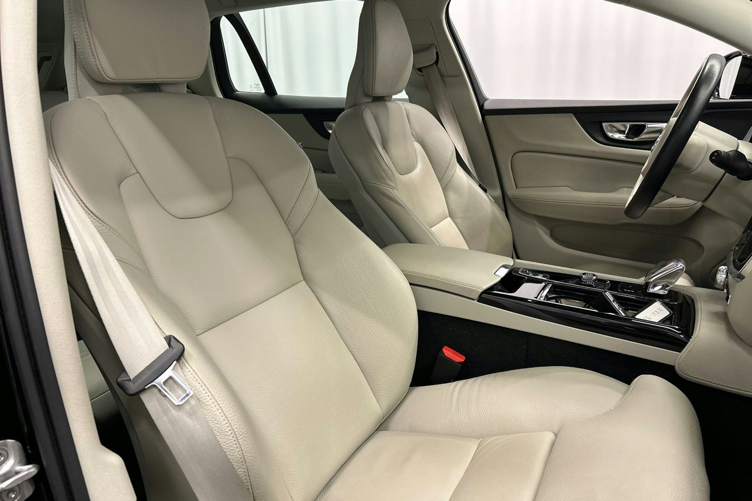 musta Volvo V60 2022 kuva 19.