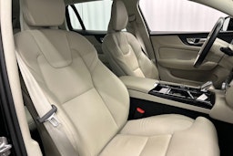 musta Volvo V60 2022 kuva 19.