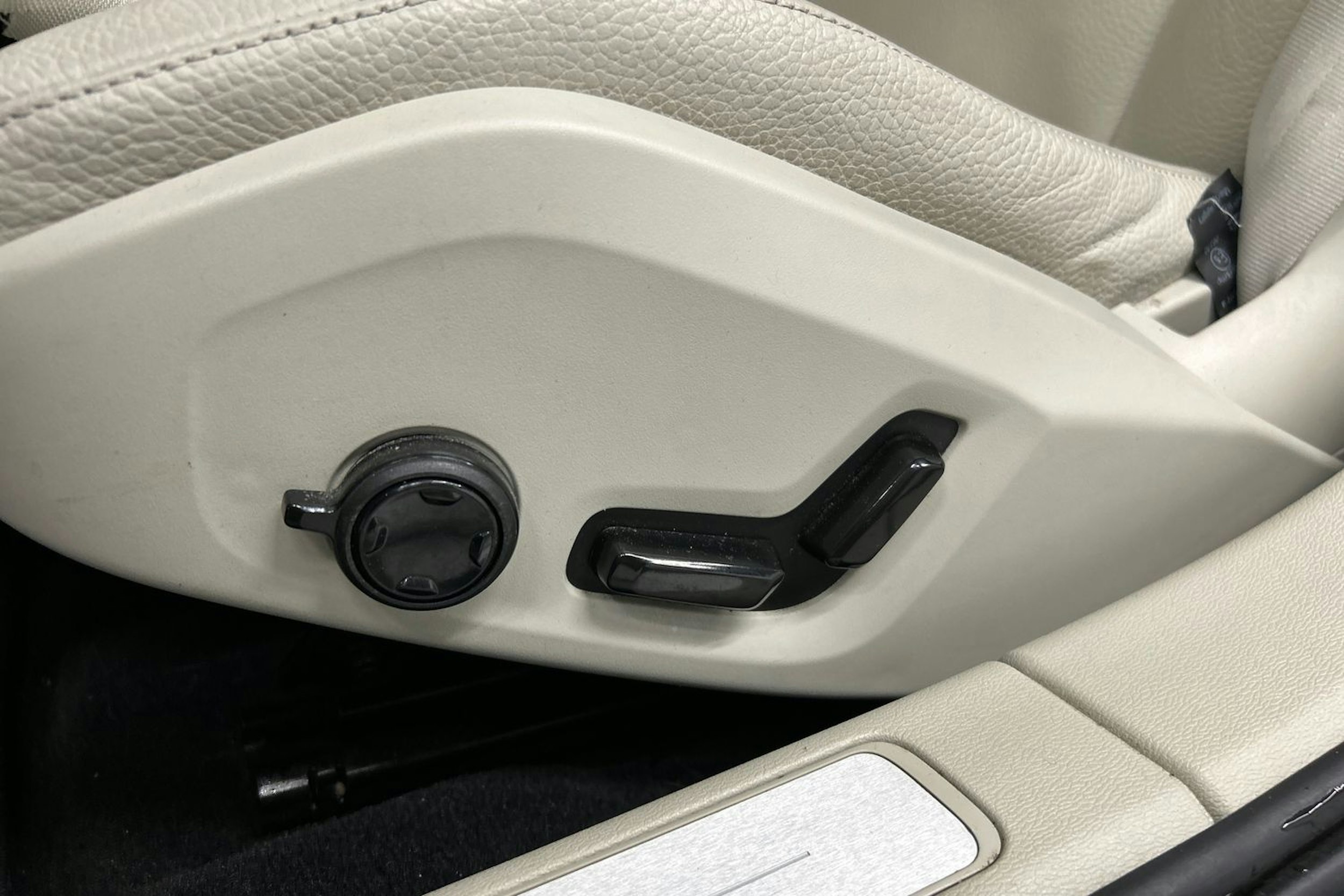 musta Volvo V60 2022 kuva 21.