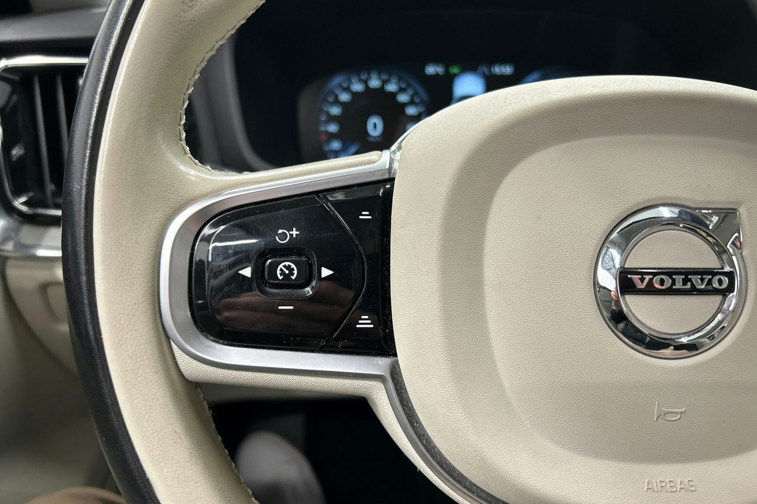 musta Volvo V60 2022 kuva 23.