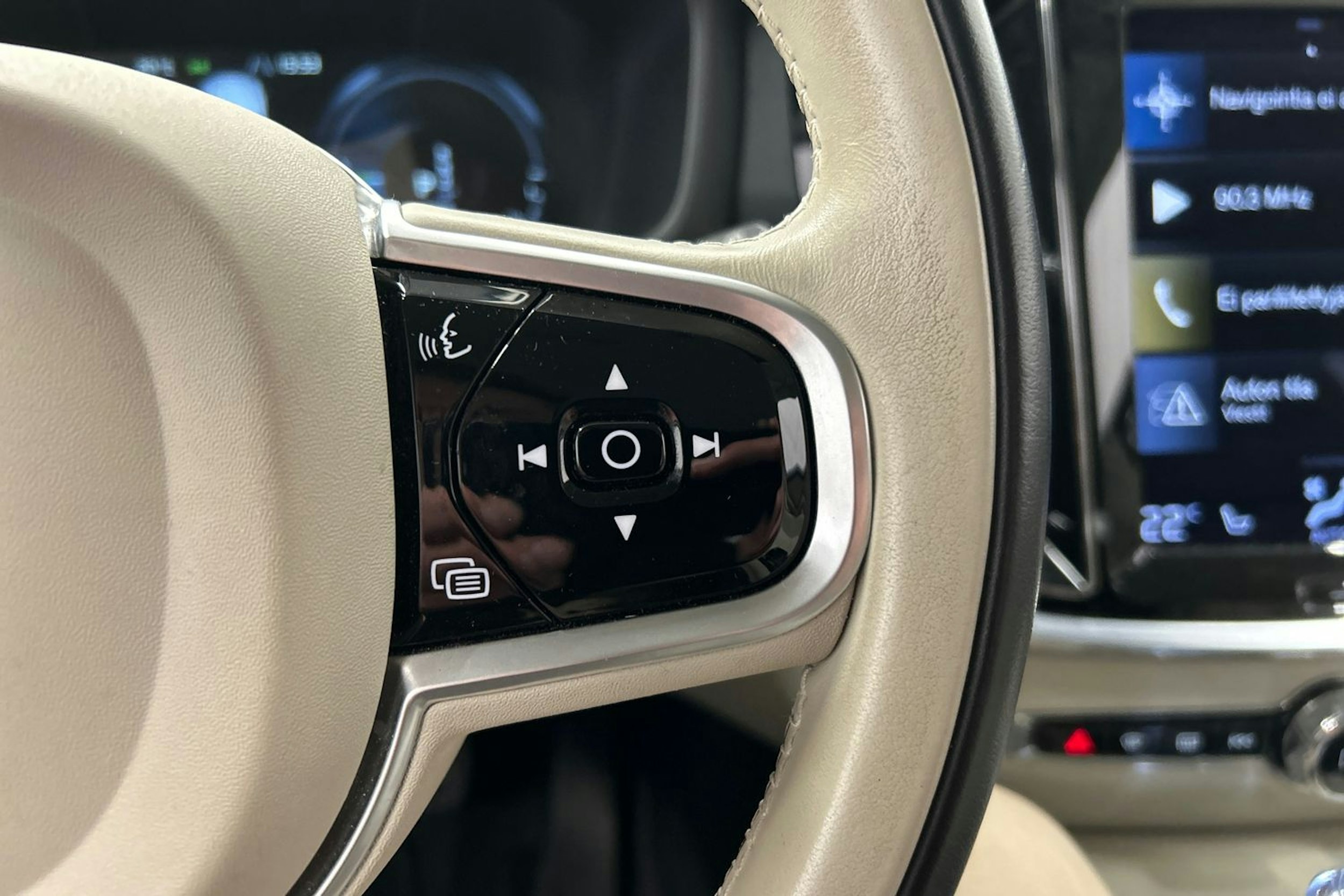 musta Volvo V60 2022 kuva 24.