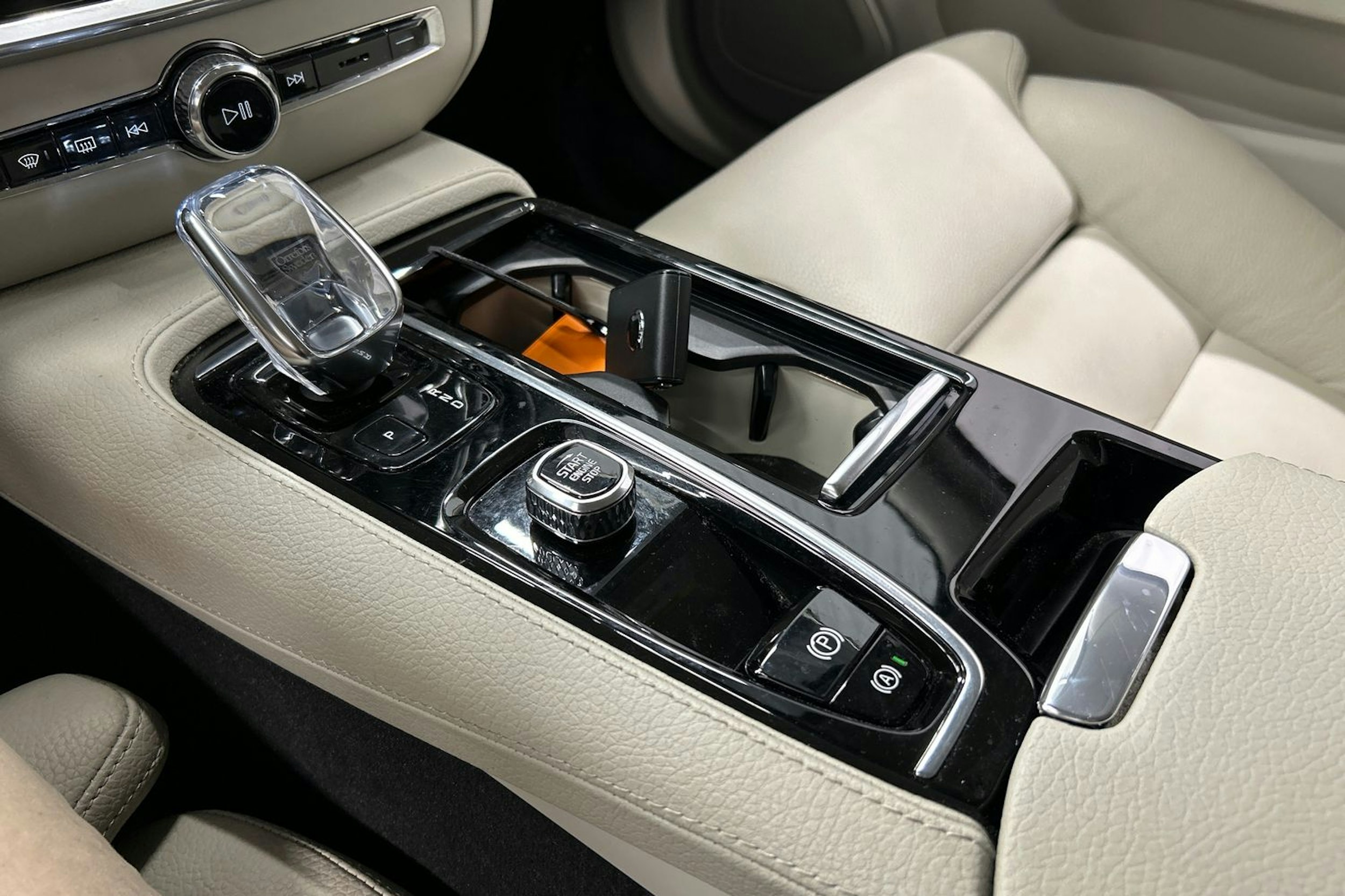 musta Volvo V60 2022 kuva 29.