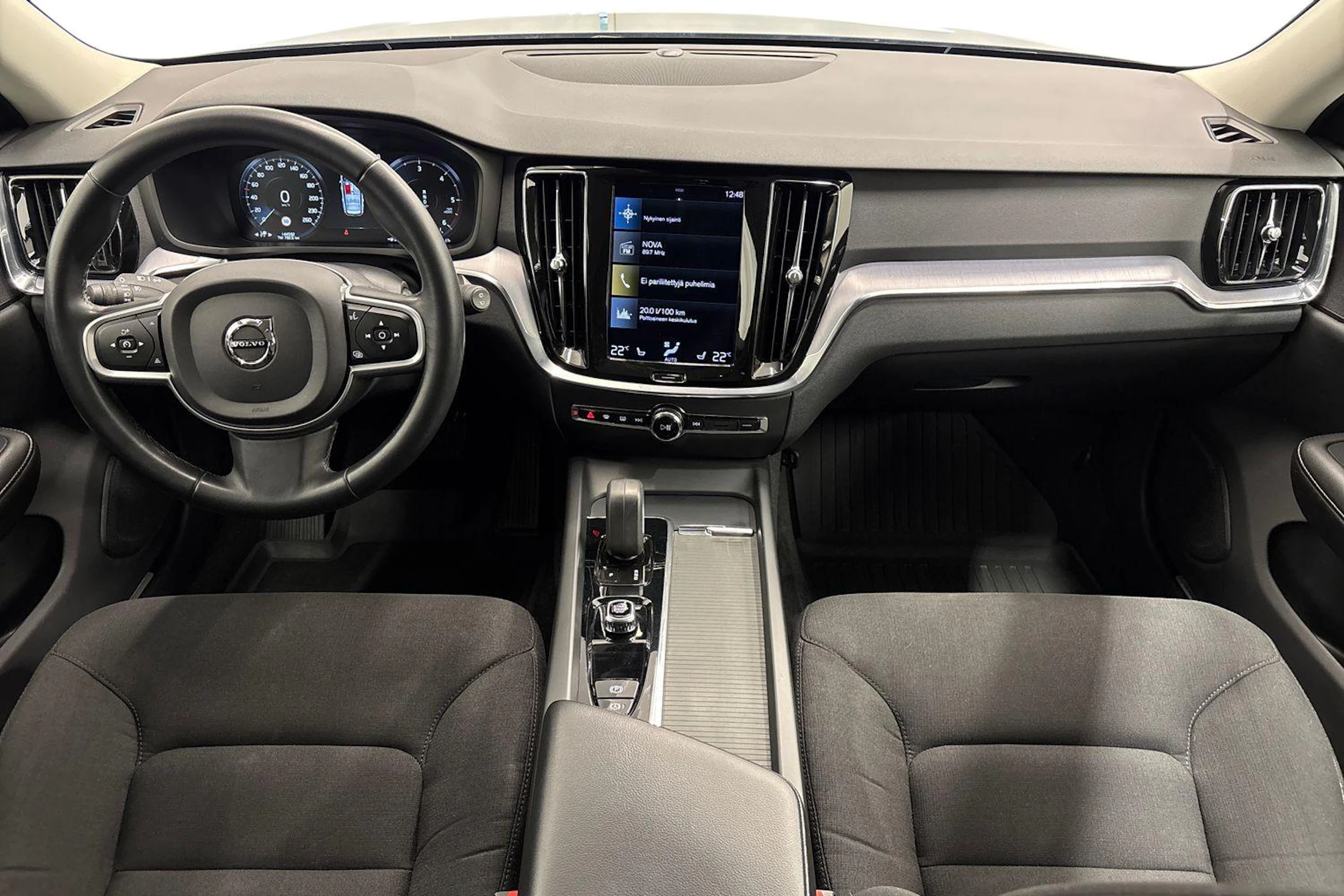harmaa Volvo V60 2022 kuva 7.