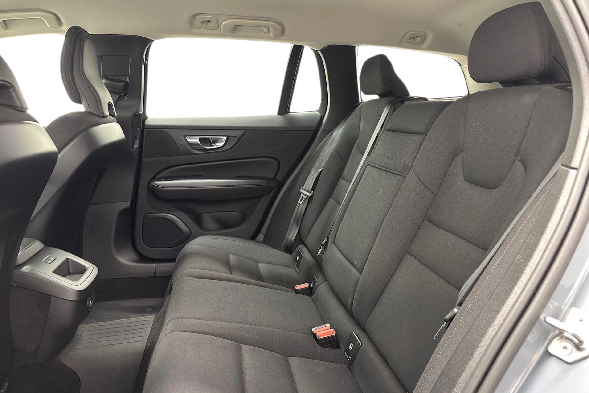 harmaa Volvo V60 2022 kuva 8.