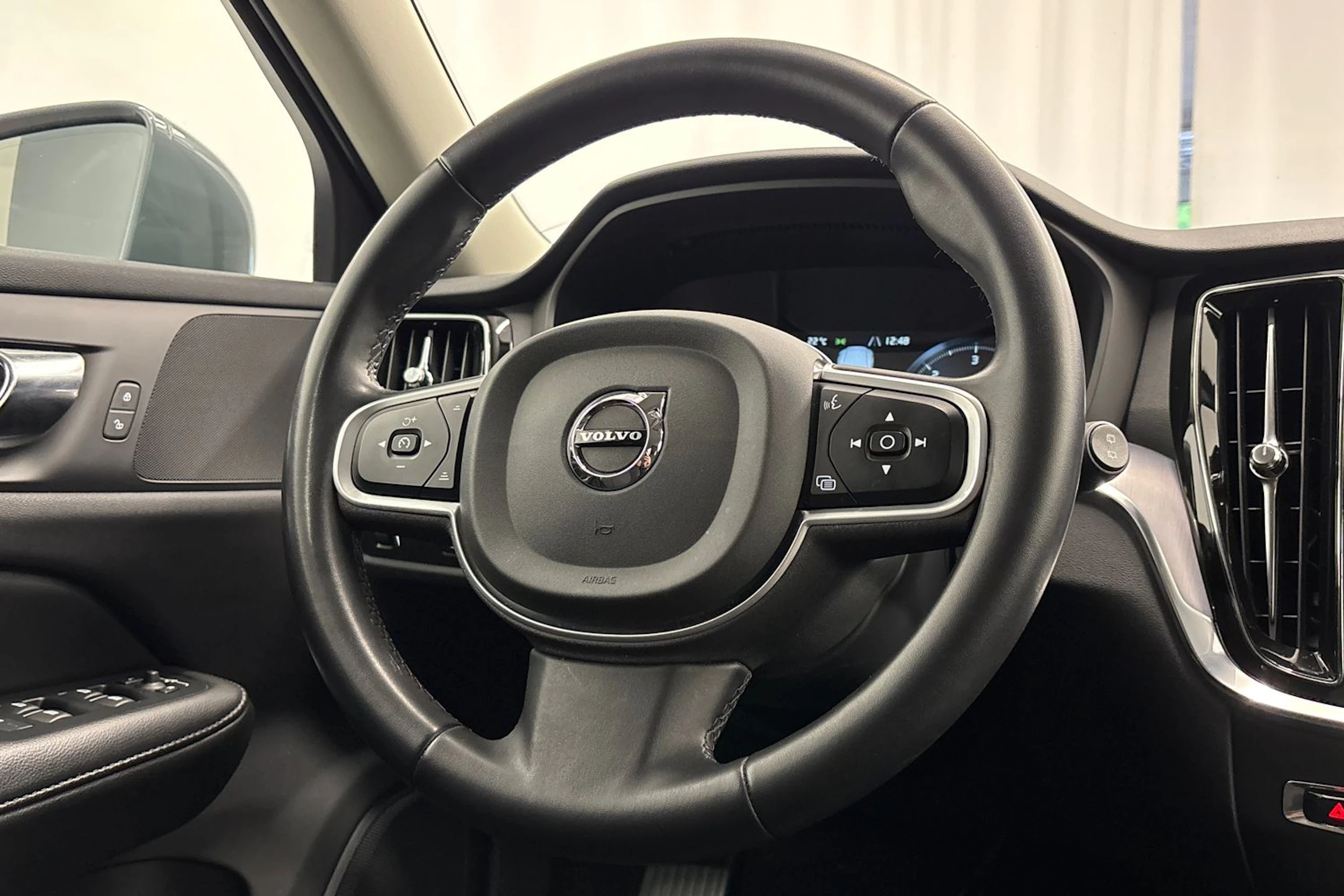harmaa Volvo V60 2022 kuva 13.