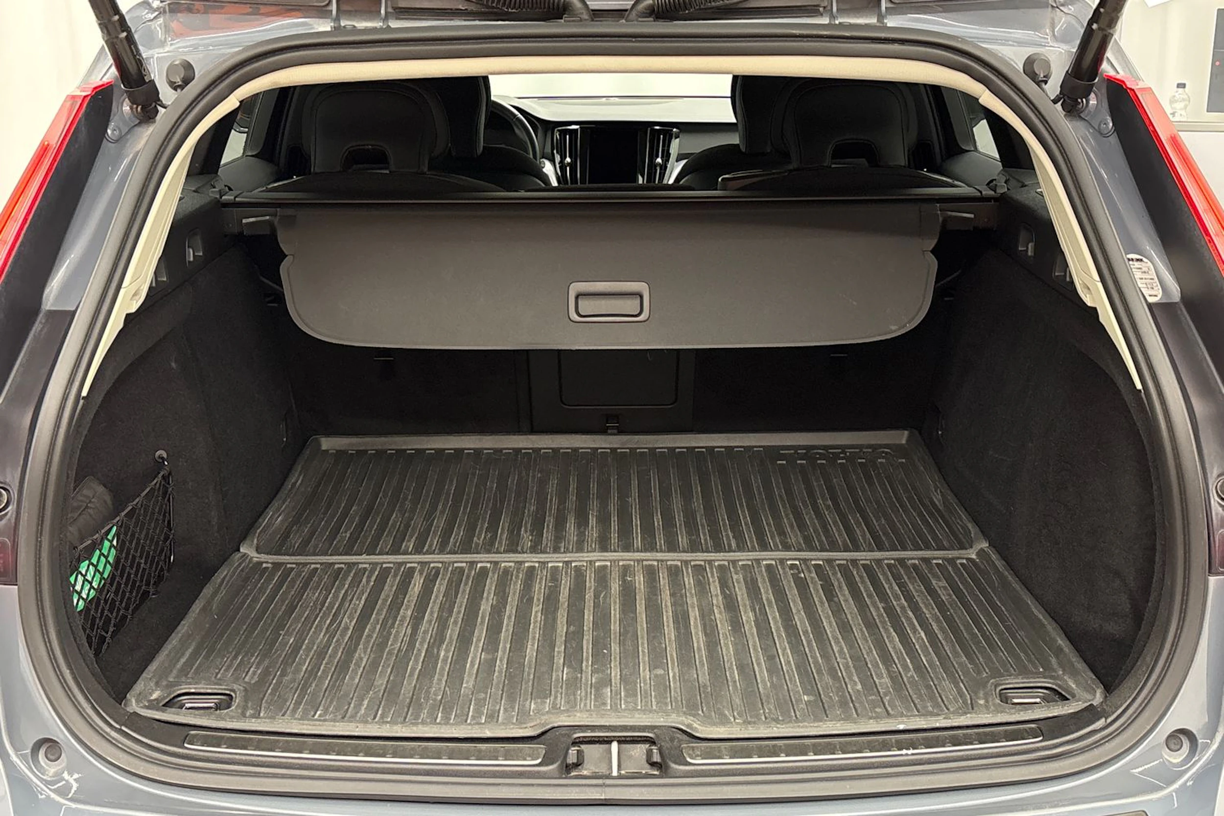 harmaa Volvo V60 2022 kuva 23.