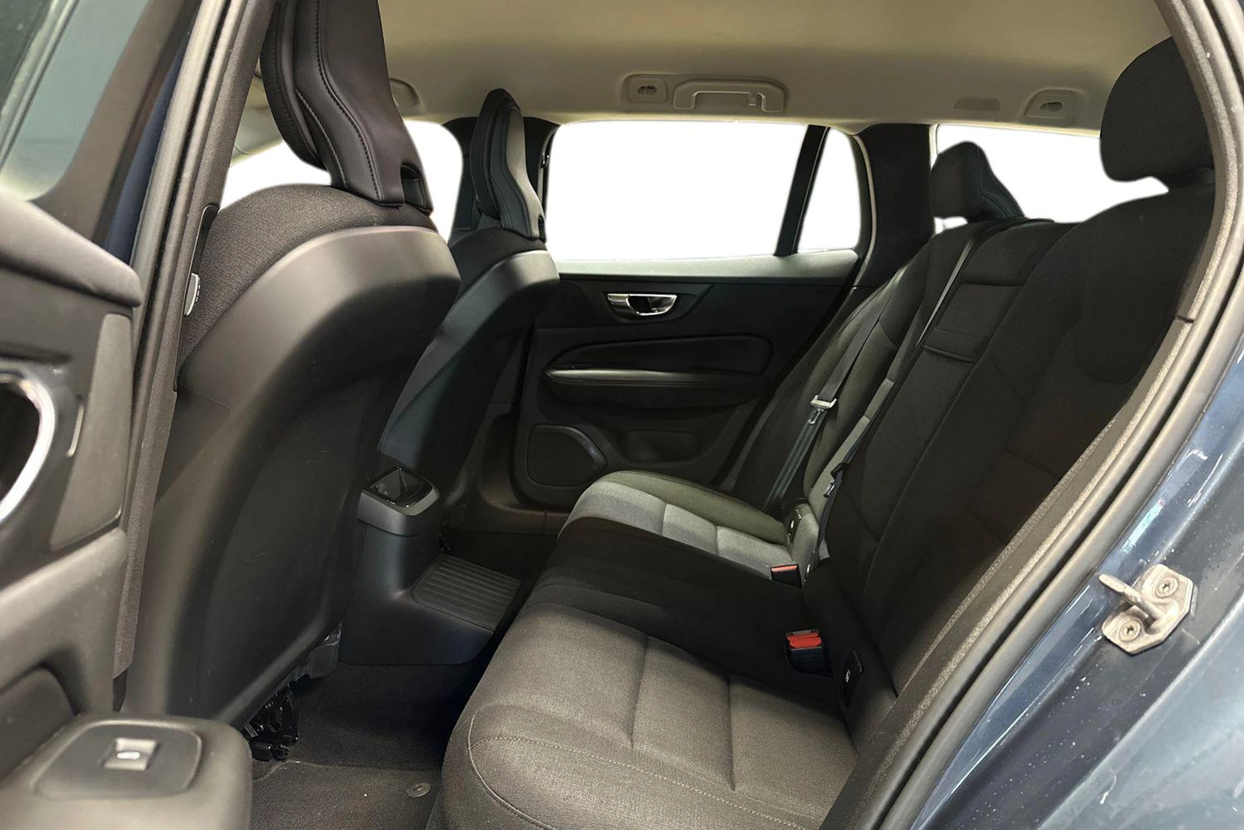 Sininen Volvo V60 2022 kuva 8.