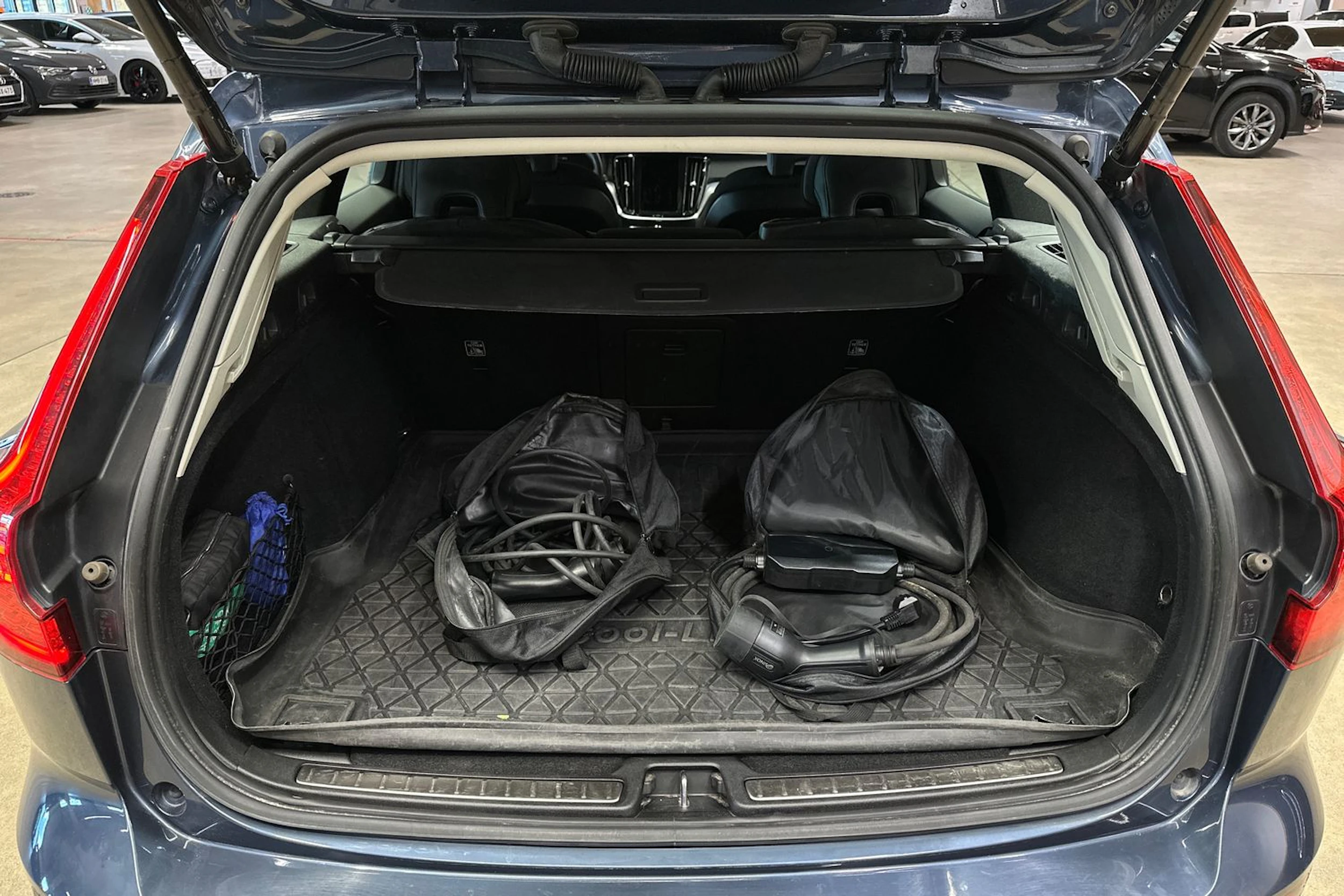 Sininen Volvo V60 2022 kuva 19.