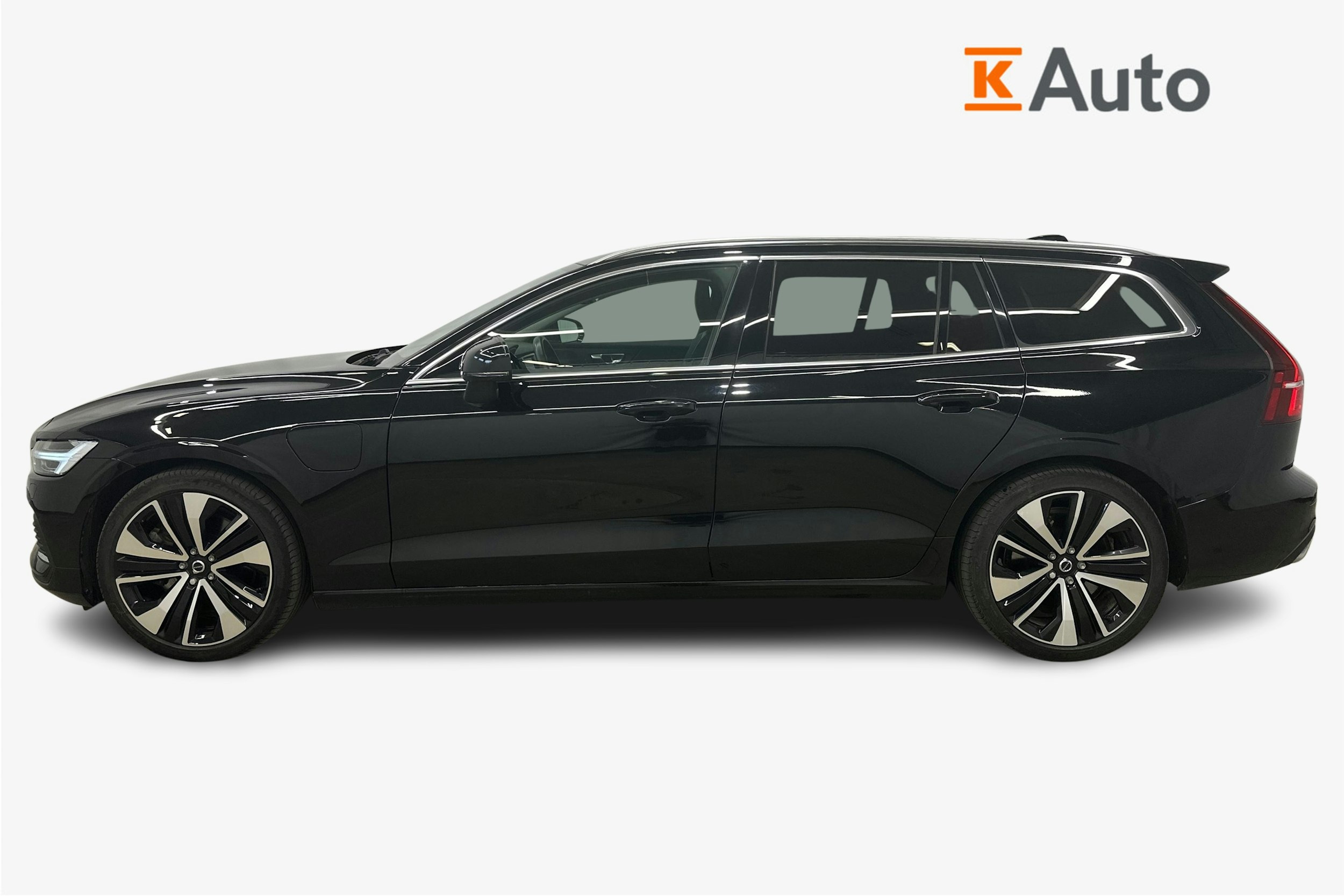 musta Volvo V60 2022 kuva 6.