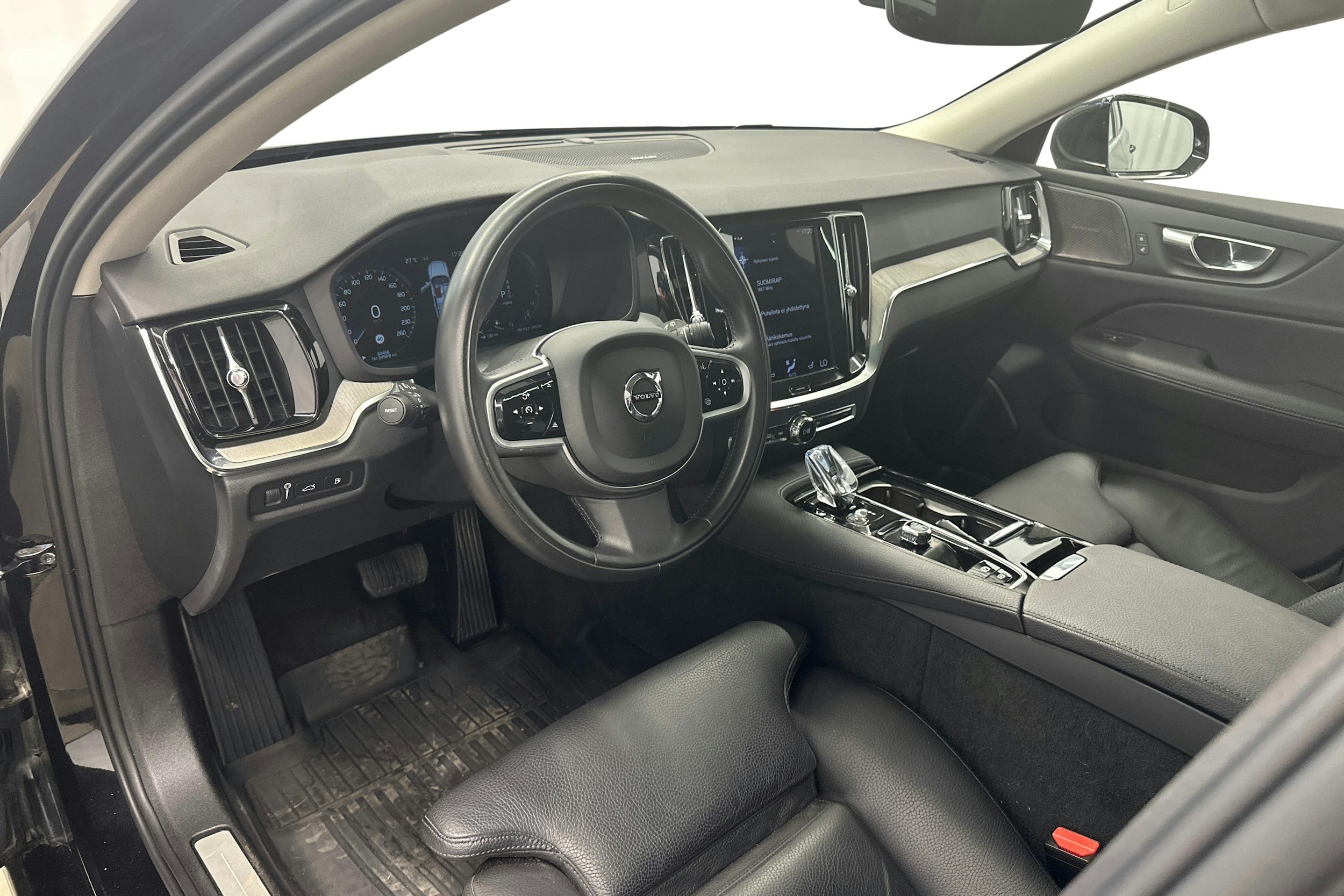 musta Volvo V60 2022 kuva 7.