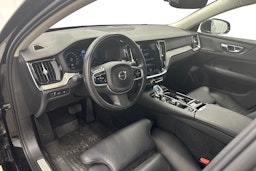 musta Volvo V60 2022 kuva 7.