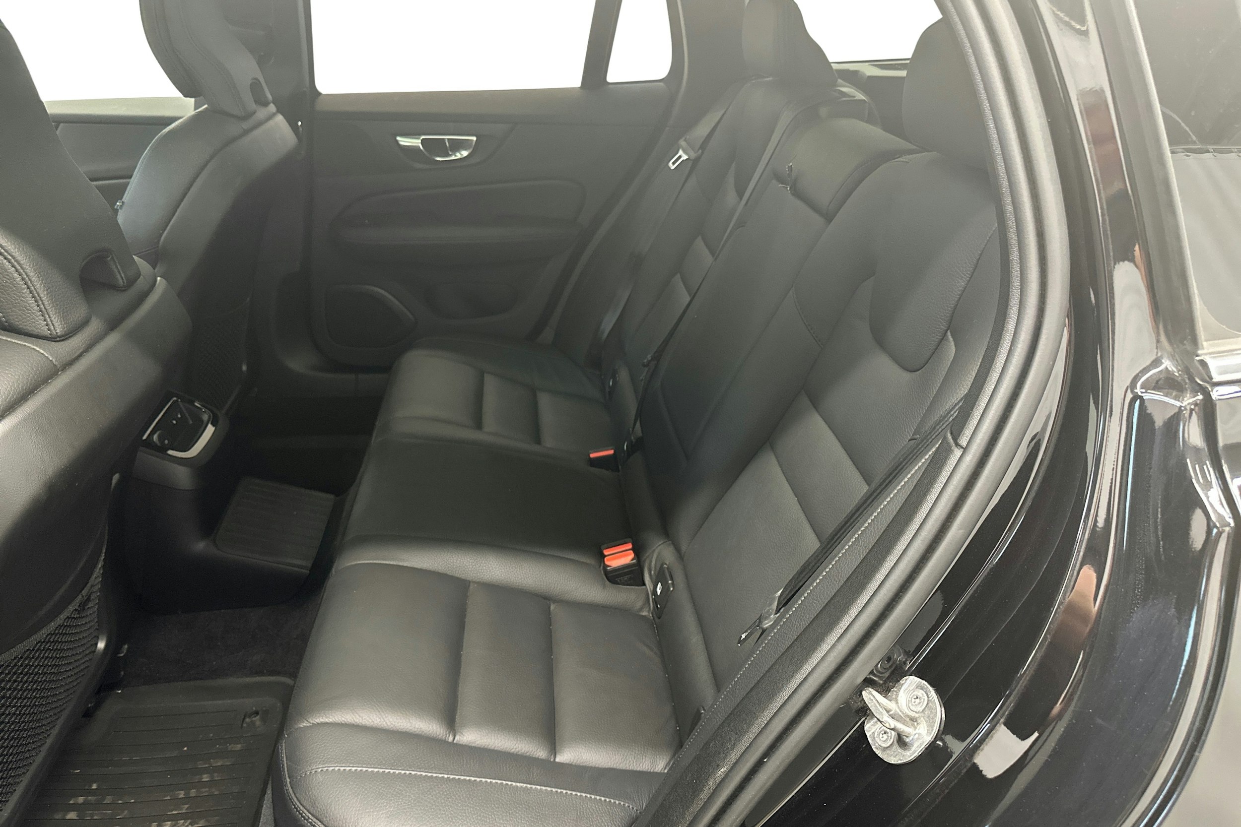 musta Volvo V60 2022 kuva 10.