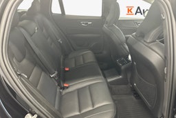 musta Volvo V60 2022 kuva 11.