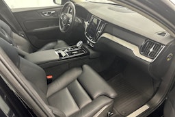 musta Volvo V60 2022 kuva 13.