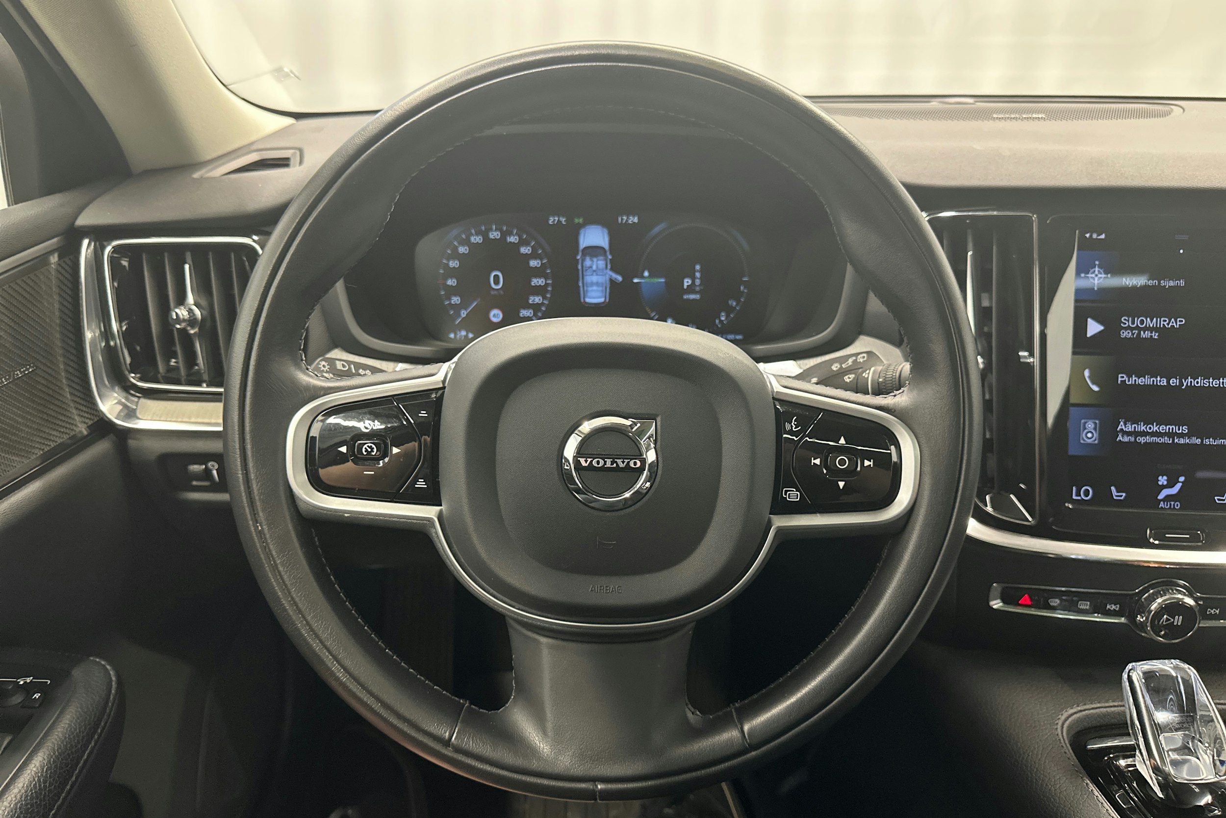 musta Volvo V60 2022 kuva 16.