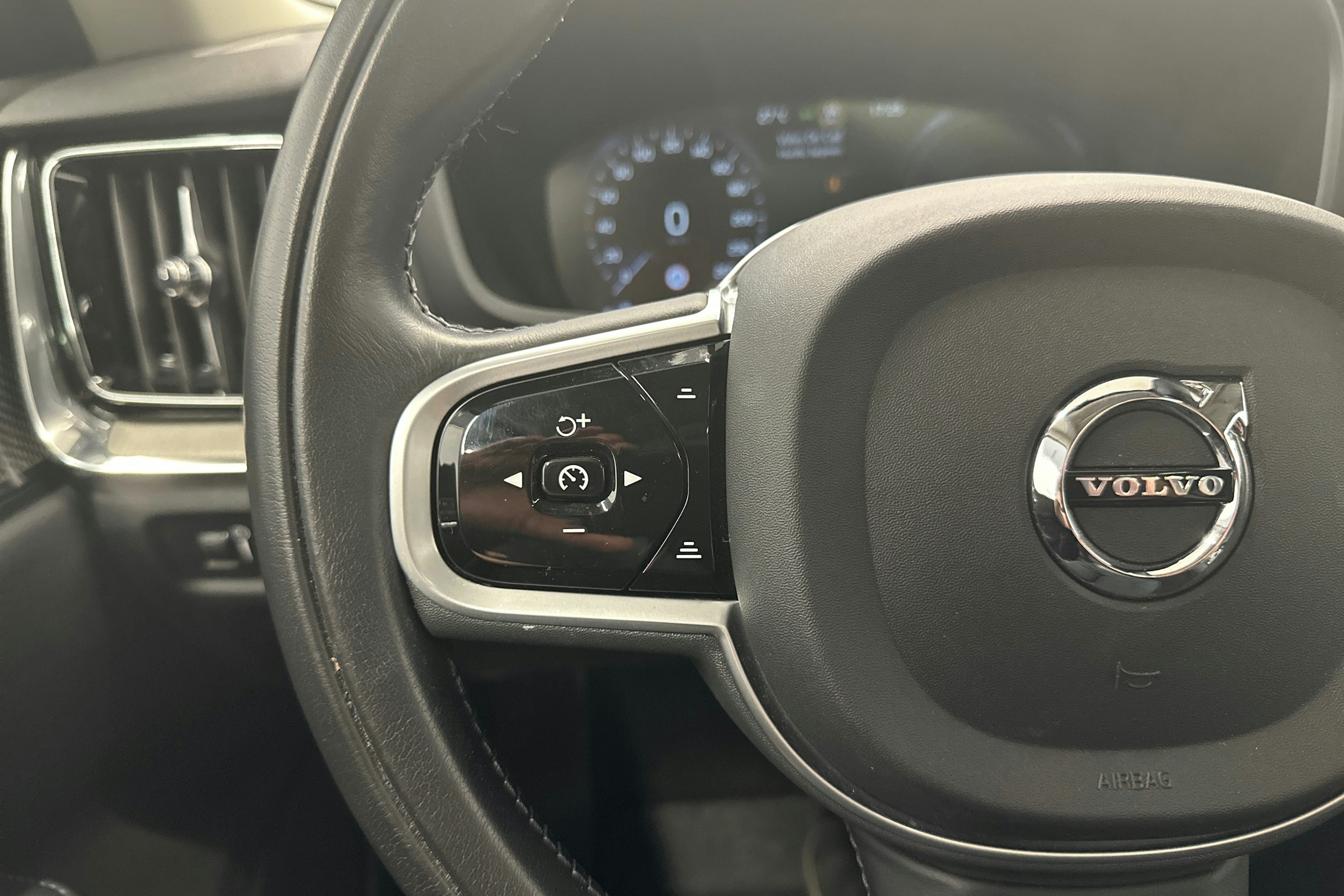 musta Volvo V60 2022 kuva 17.