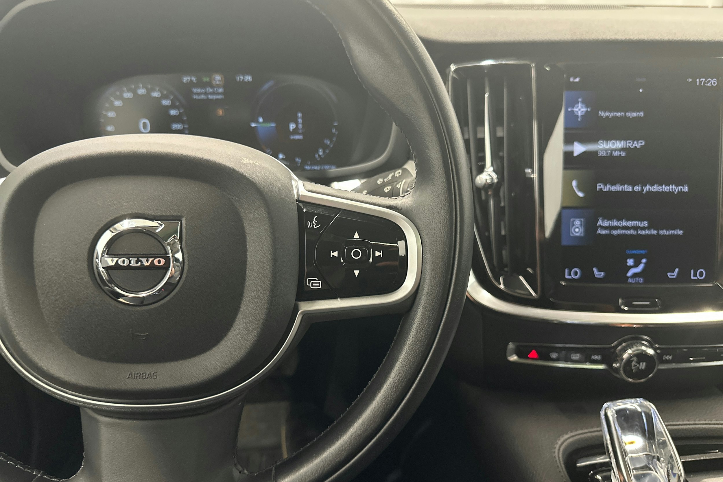 musta Volvo V60 2022 kuva 18.