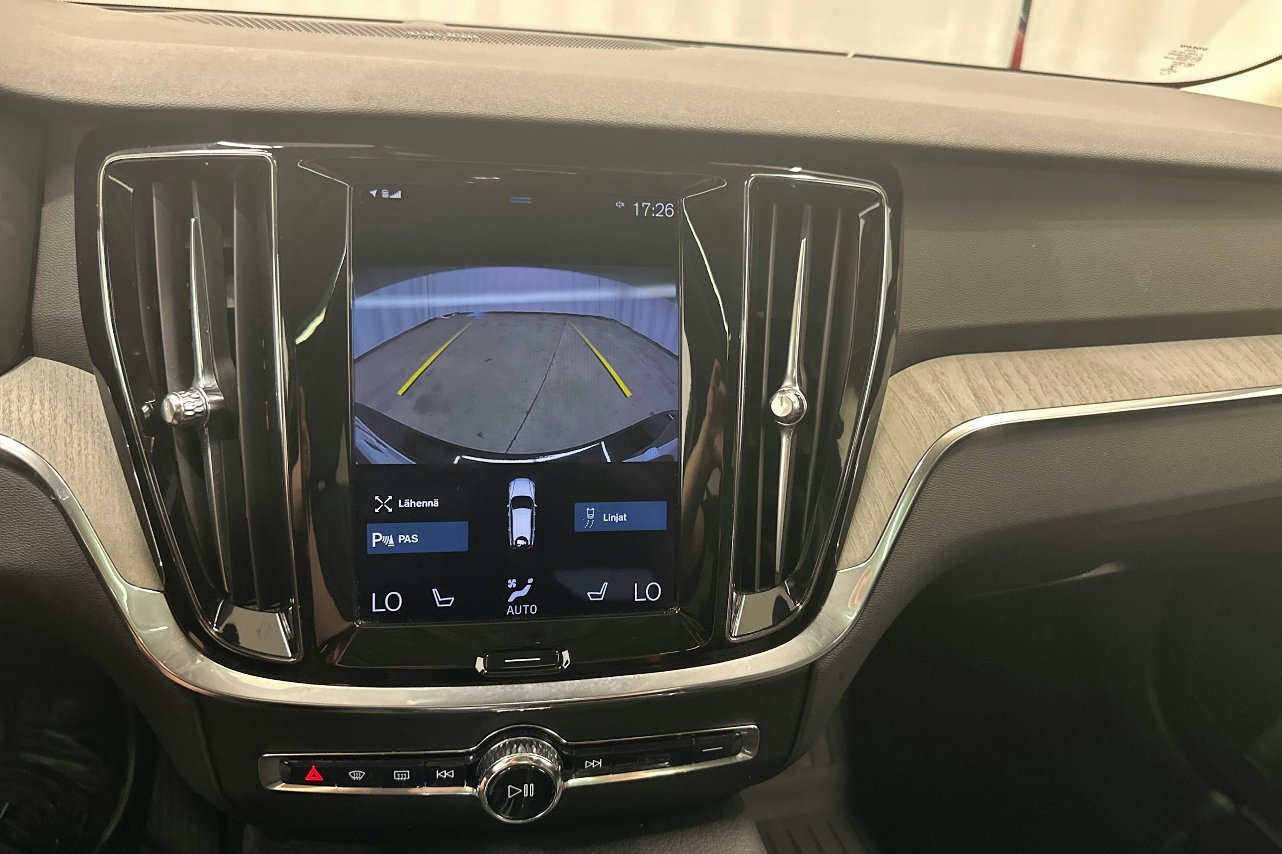 musta Volvo V60 2022 kuva 20.