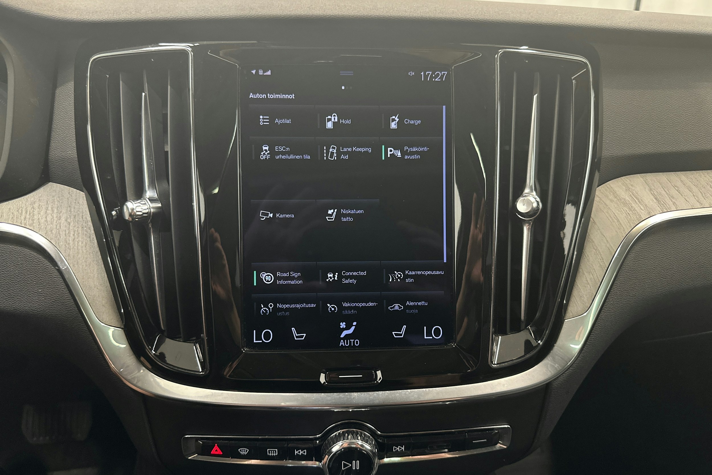 musta Volvo V60 2022 kuva 21.