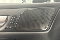 musta Volvo V60 2022 kuva 22.