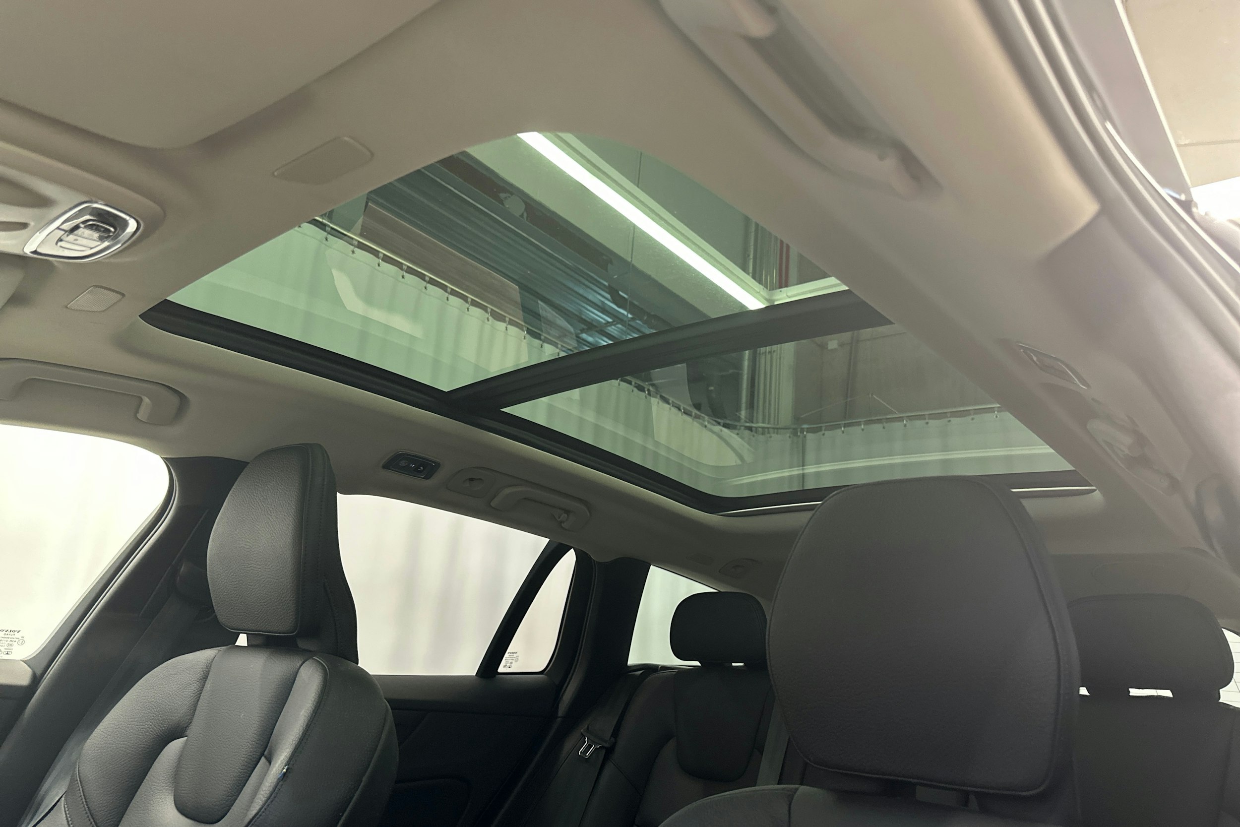 musta Volvo V60 2022 kuva 23.