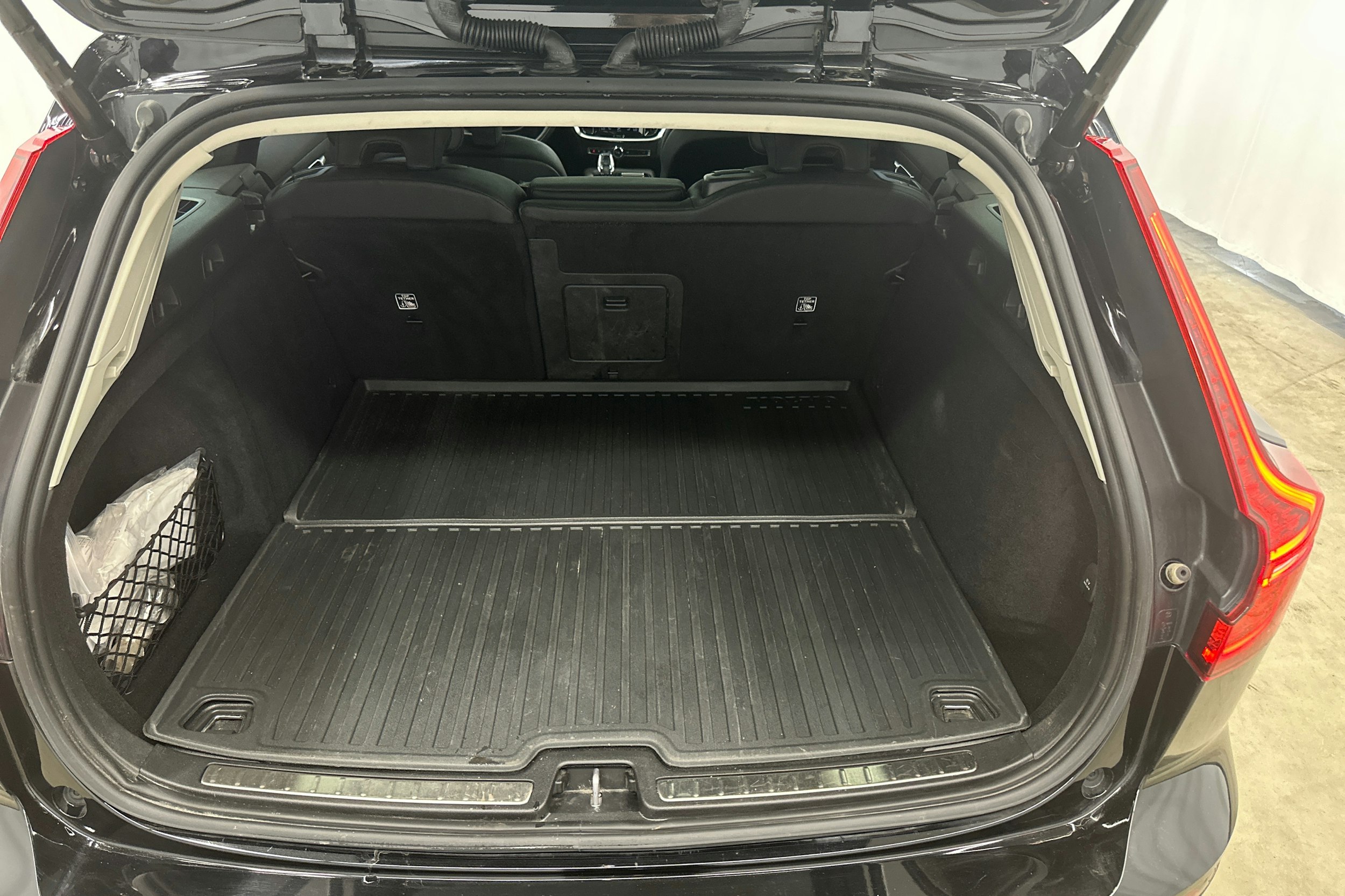 musta Volvo V60 2022 kuva 24.