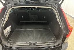 musta Volvo V60 2022 kuva 24.
