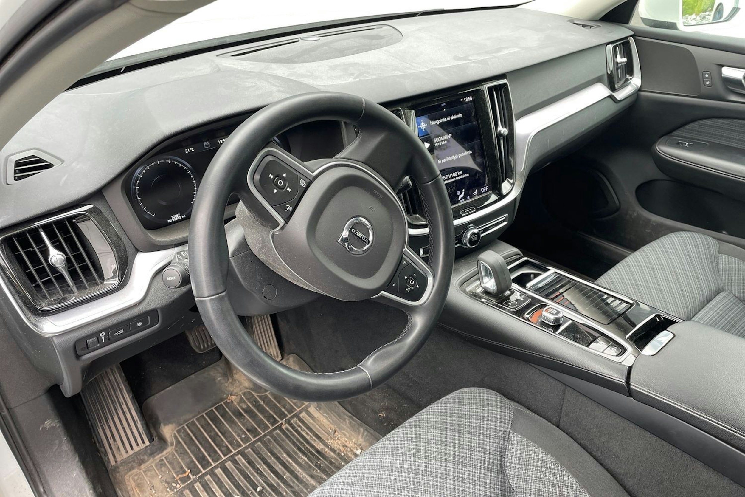 valkoinen Volvo V60 2022 kuva 3.