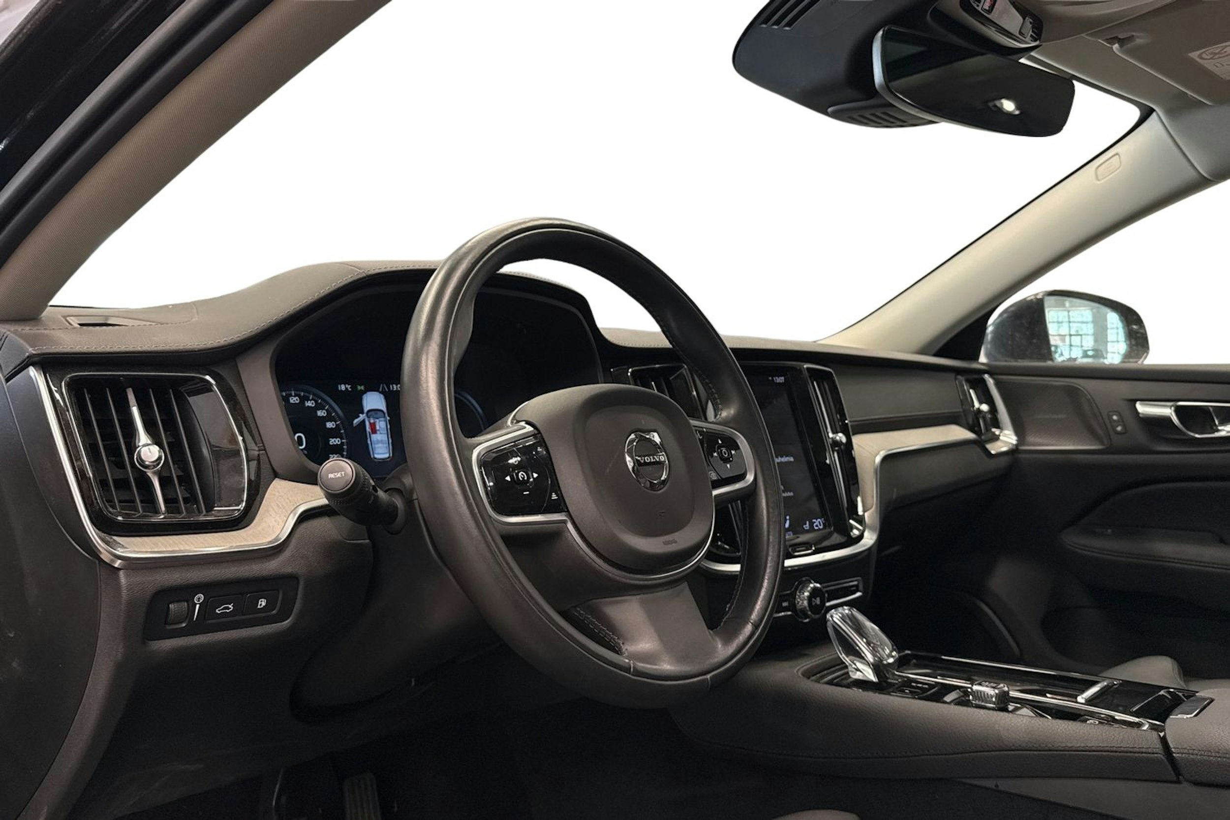 musta Volvo V60 2022 kuva 3.