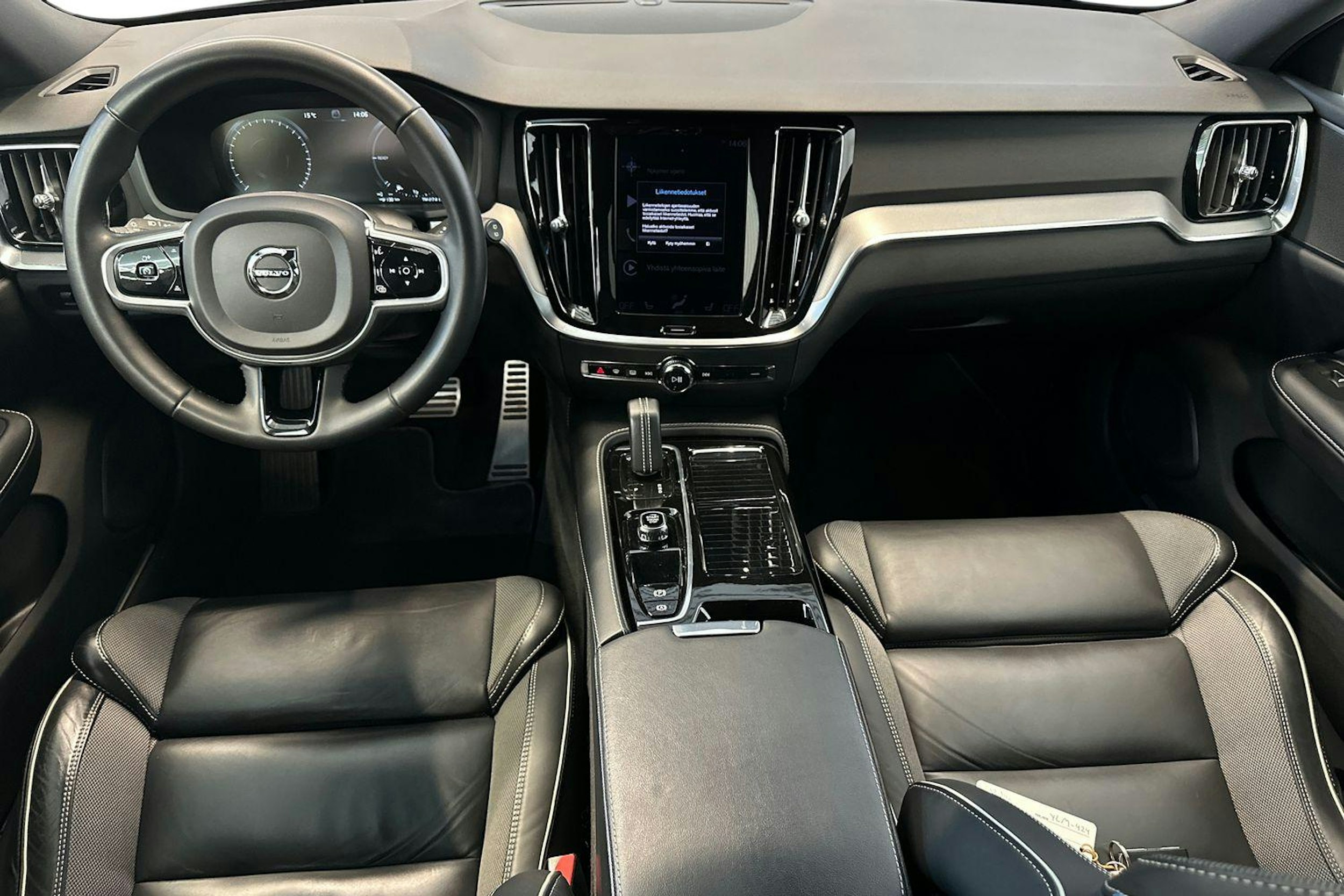 harmaa Volvo V60 2022 kuva 9.
