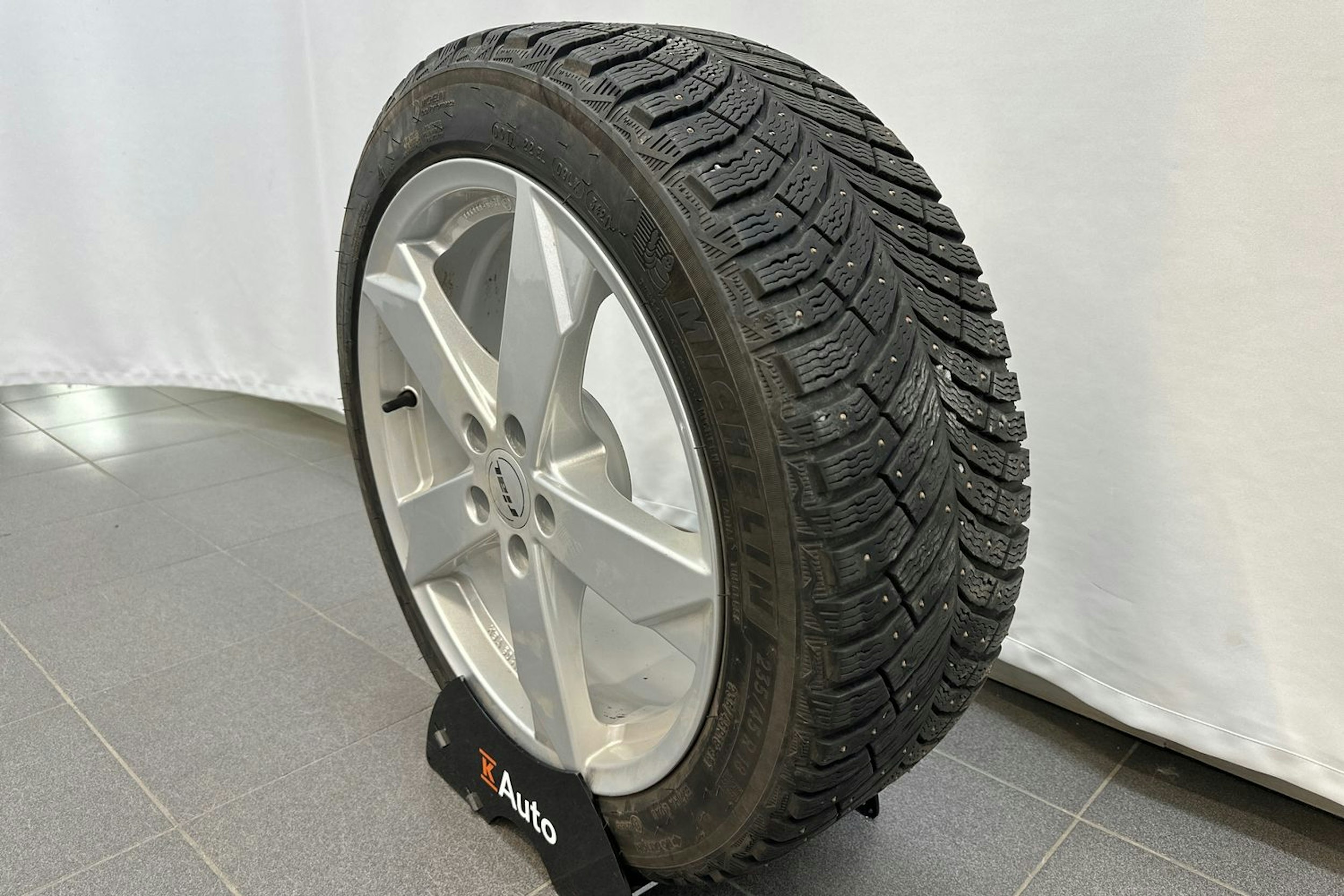 harmaa Volvo V60 2022 kuva 13.