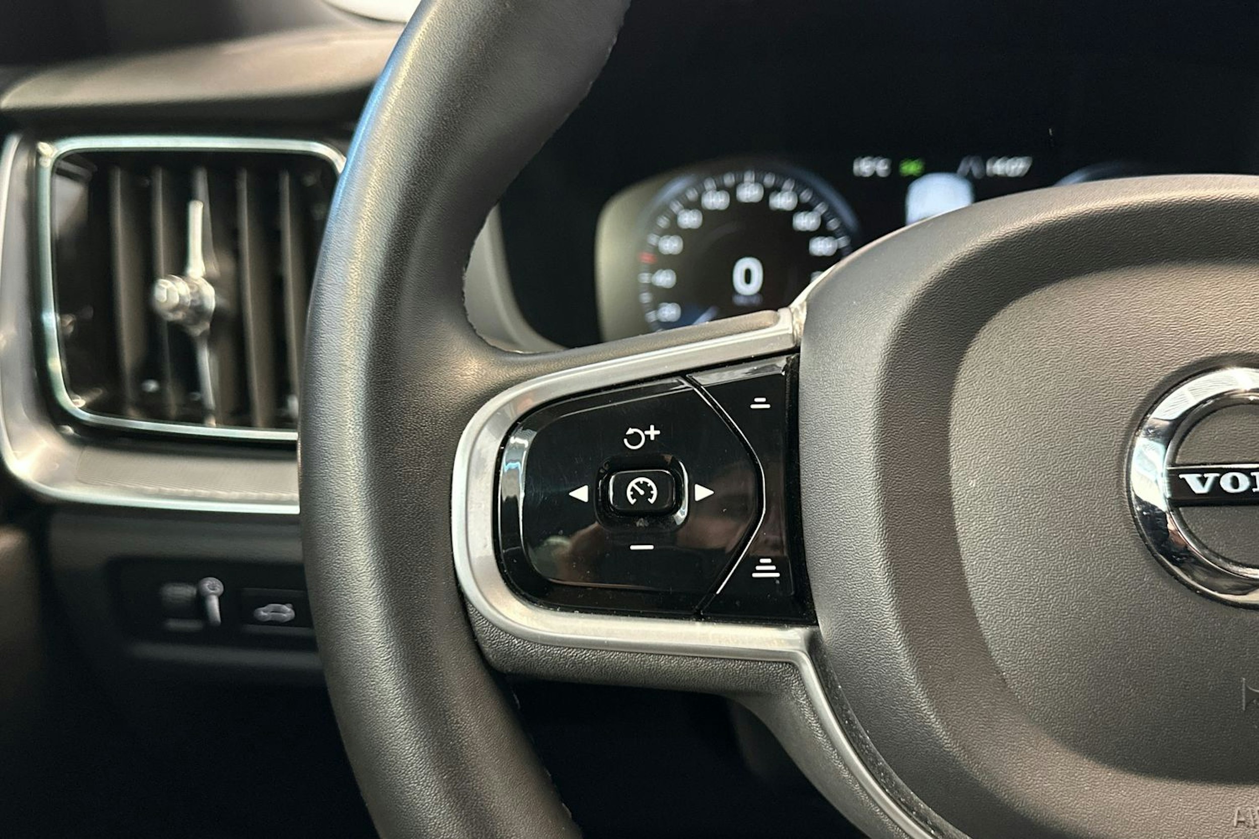 harmaa Volvo V60 2022 kuva 16.